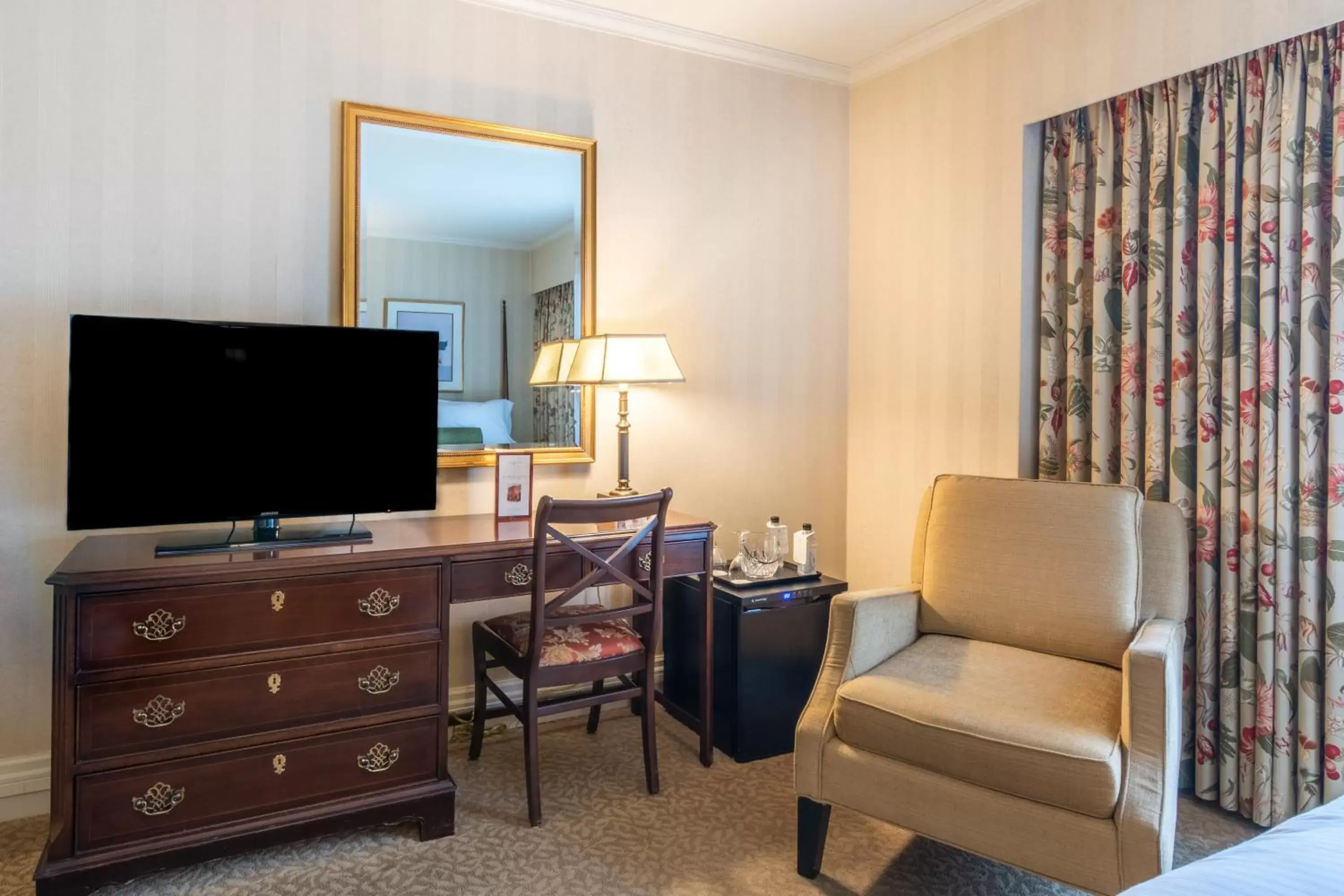 Seating area, TV/Entertainment Center in Mayflower Park Hotel