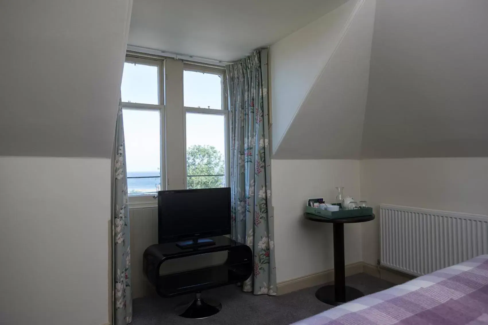 Sea view, TV/Entertainment Center in Nether Abbey Hotel