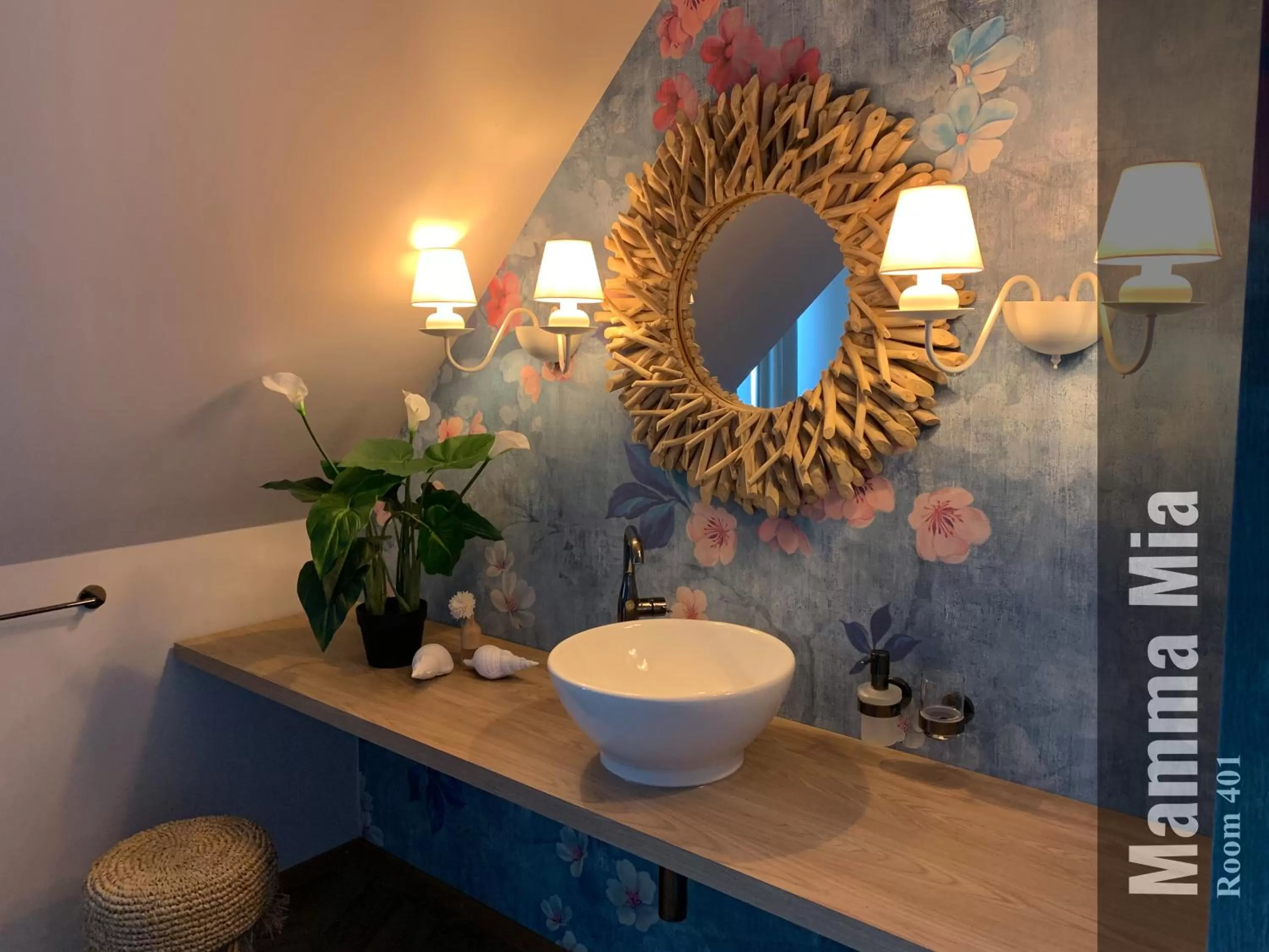 Shower in The Henry Self Check-In Guesthouse