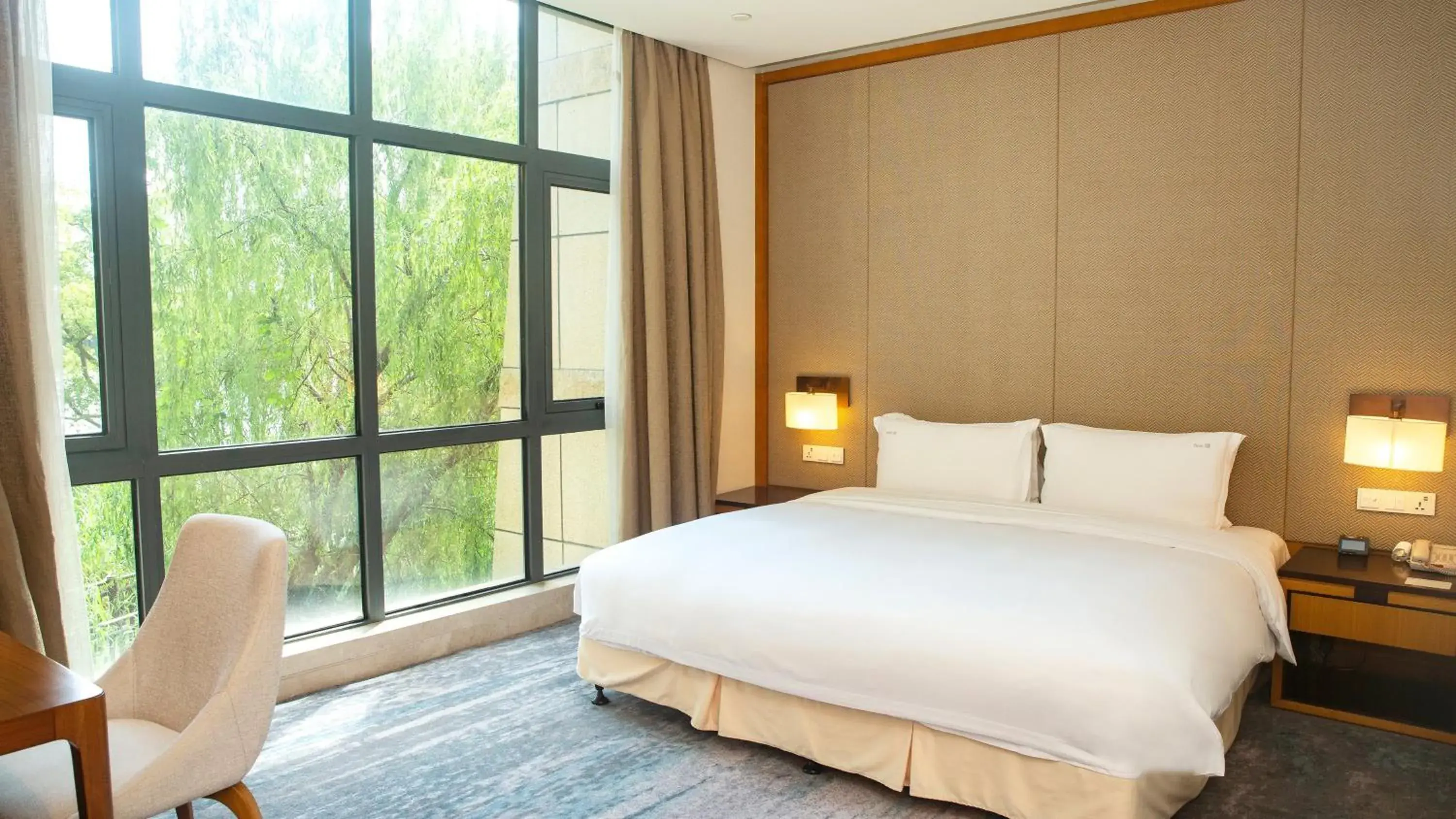 Photo of the whole room, Bed in Holiday Inn Kunshan Huaqiao, an IHG Hotel