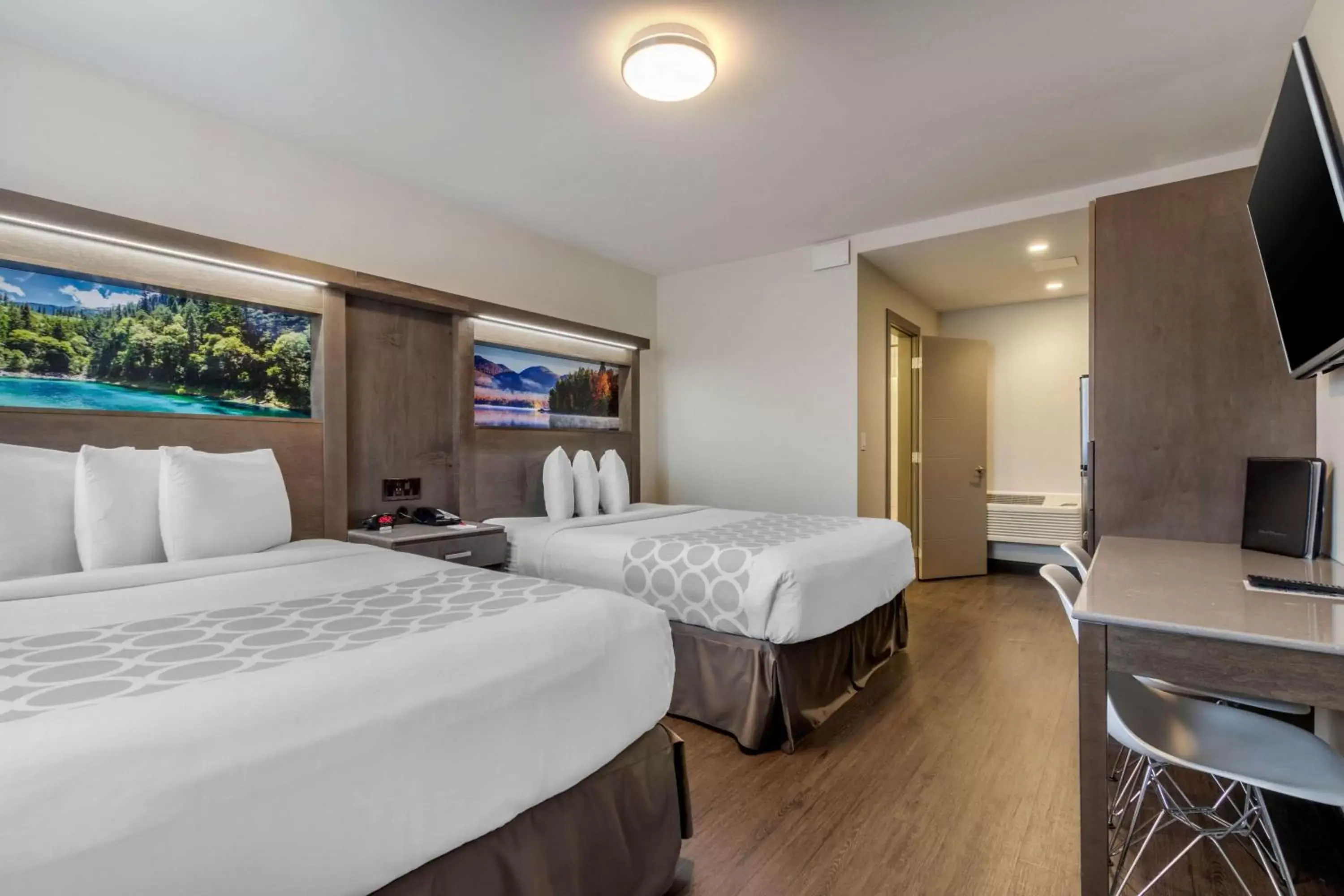 Photo of the whole room, Bed in Super 8 by Wyndham Macleod Trail Calgary