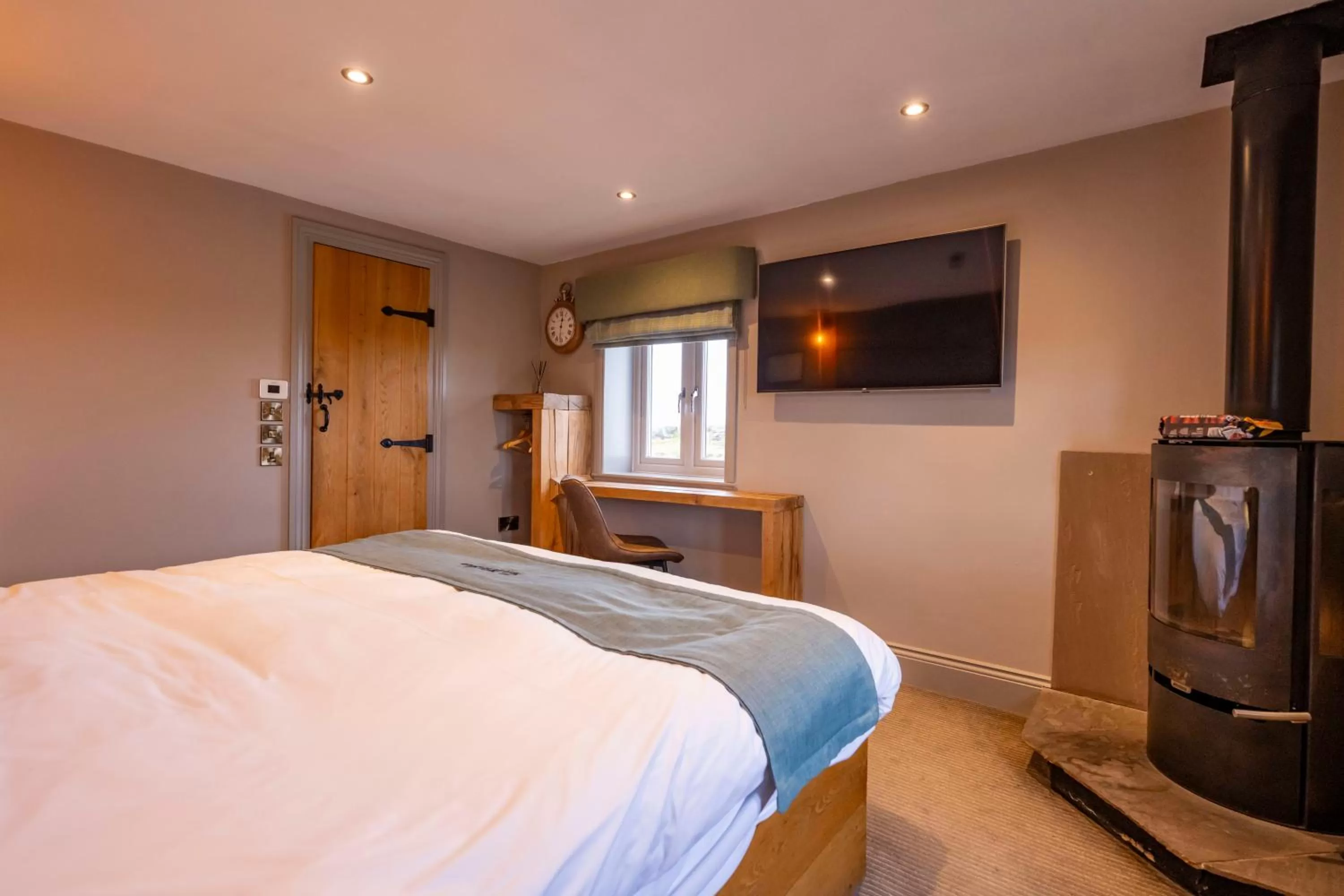 Photo of the whole room, Bed in The Tan Hill Inn