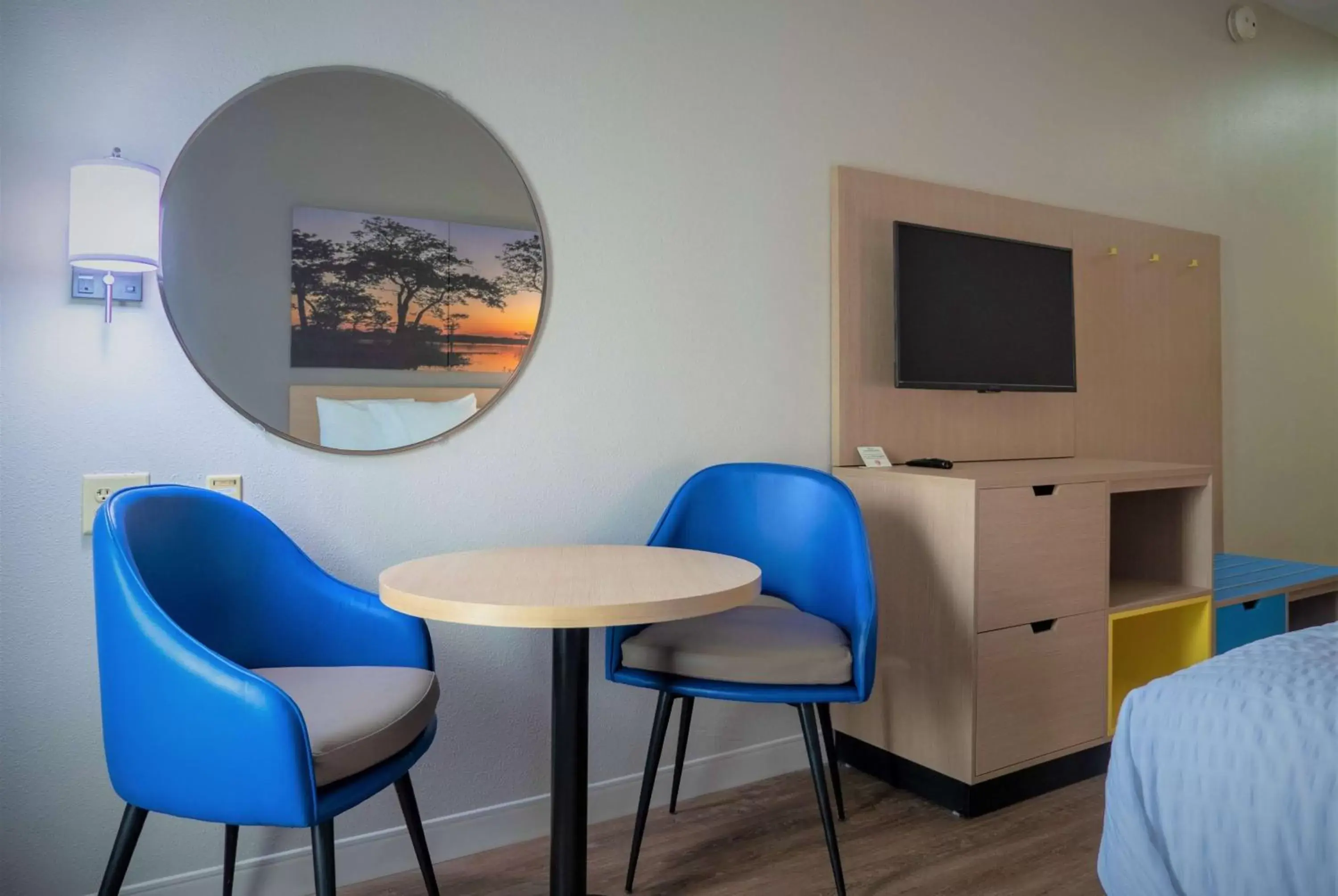 Photo of the whole room, Seating Area in Days Inn & Suites by Wyndham Savannah North I-95