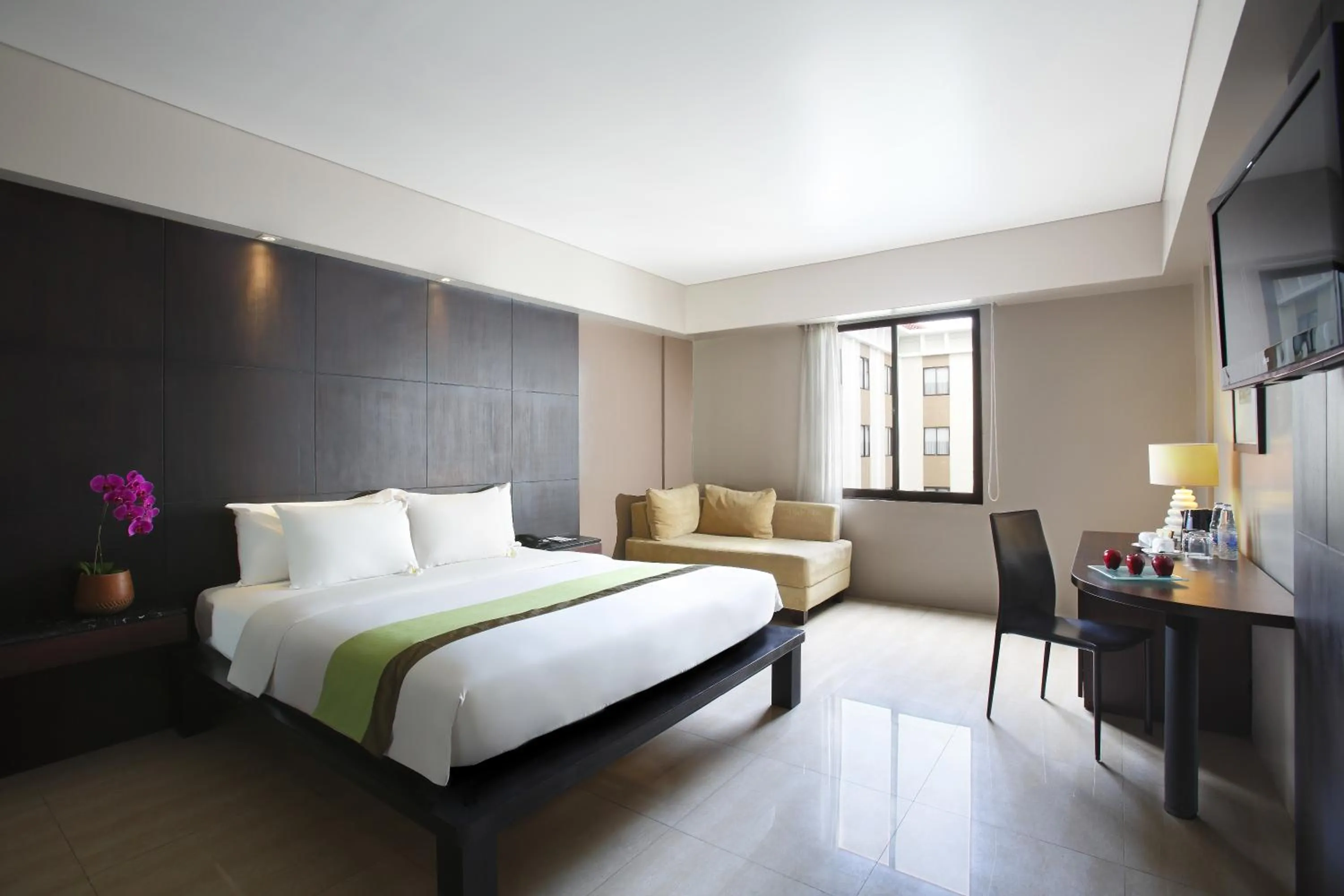 Shower, Bed in Hotel Santika Kuta