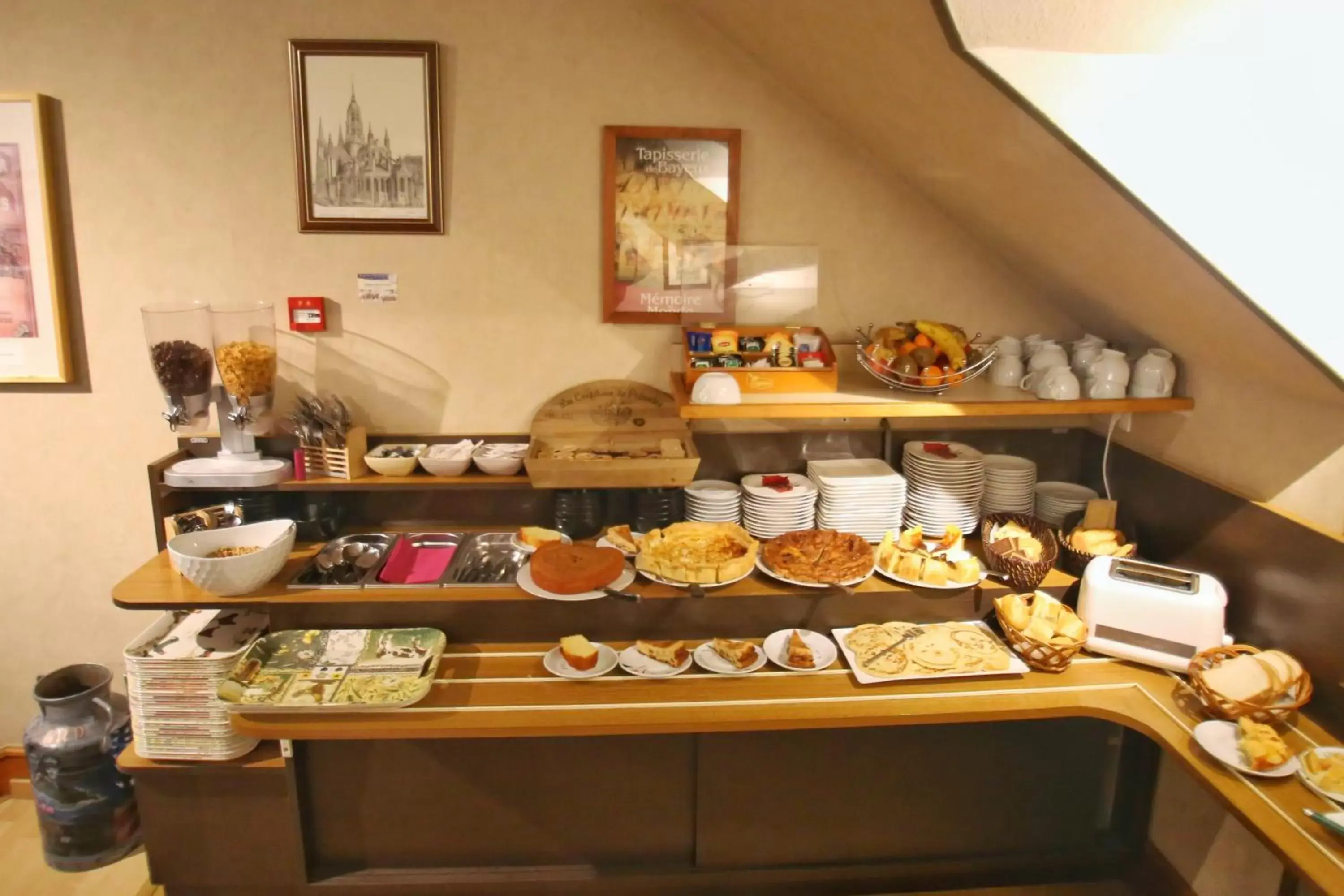 Area and facilities, Food in Hôtel Le Bayeux