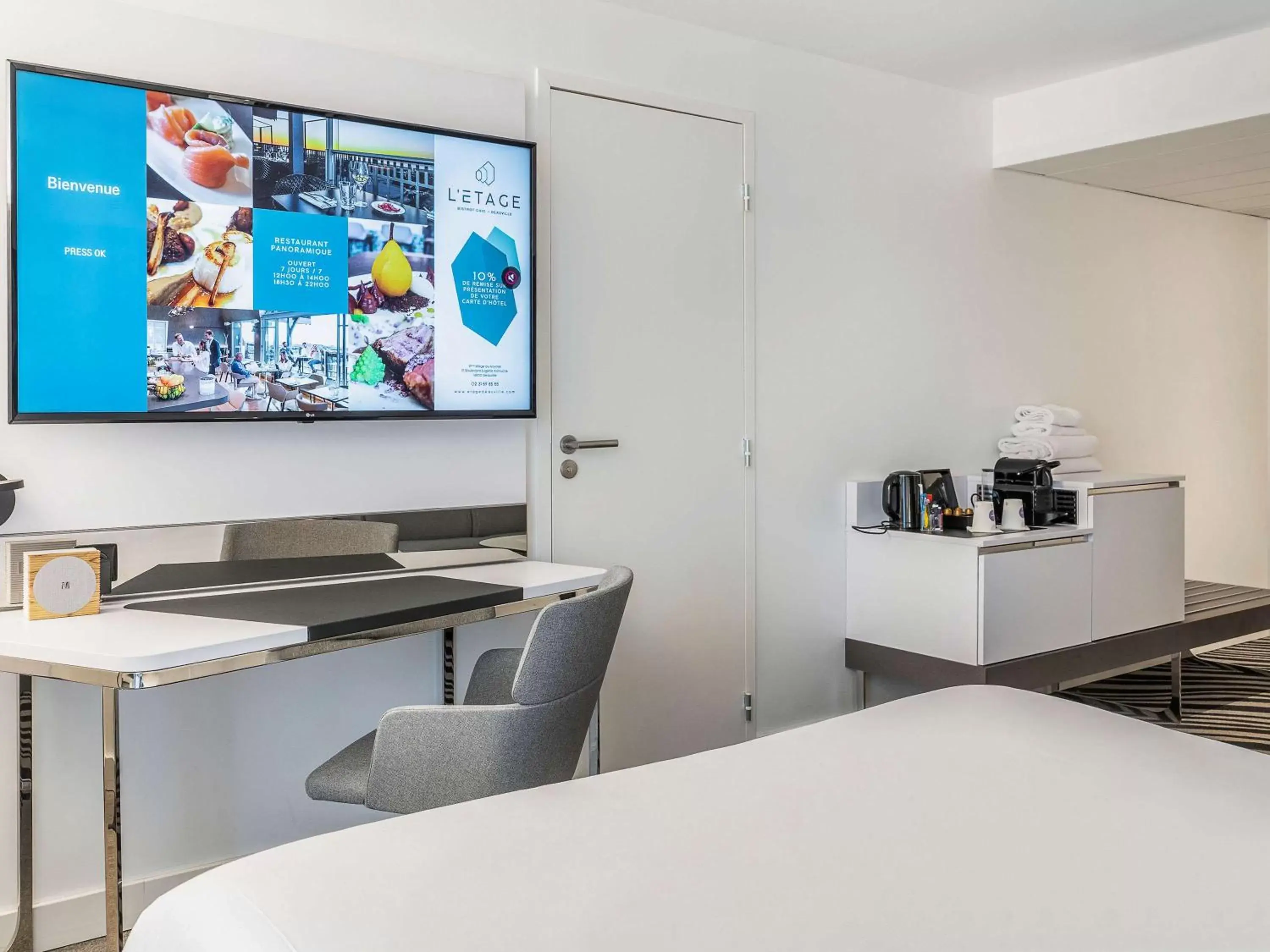 Photo of the whole room, TV/Entertainment Center in Novotel Deauville Plage