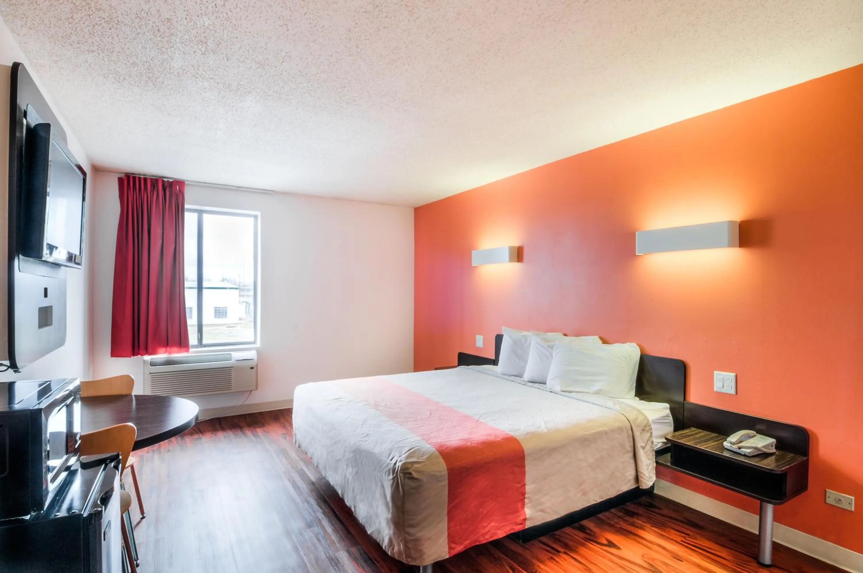 Bedroom, Bed in Motel 6-Lansing, IL - Chicago South