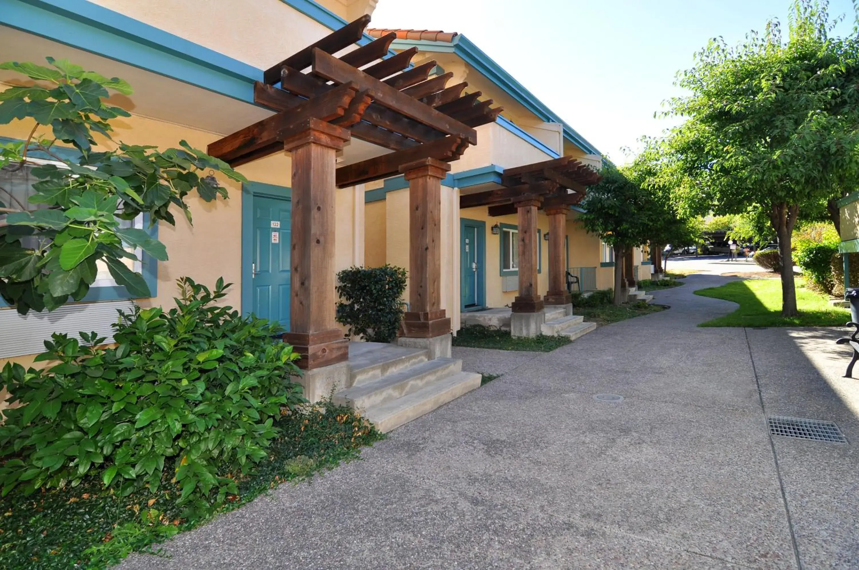 Facade/entrance, Property Building in Marinwood Inn & Suites