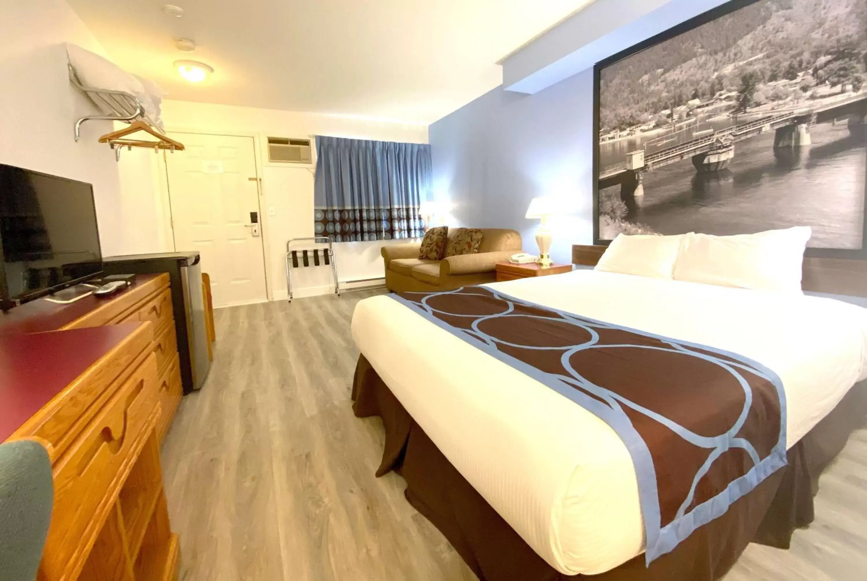 Photo of the whole room, Bed in Super 8 by Wyndham Sicamous Photo of the whole room, Bed in Super 8 by Wyndham Sicamous