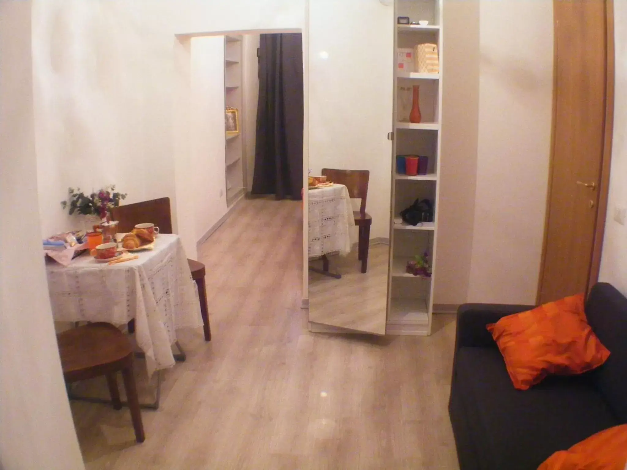 Living room, Dining Area in B&B Ventisei Scalini A Trastevere
