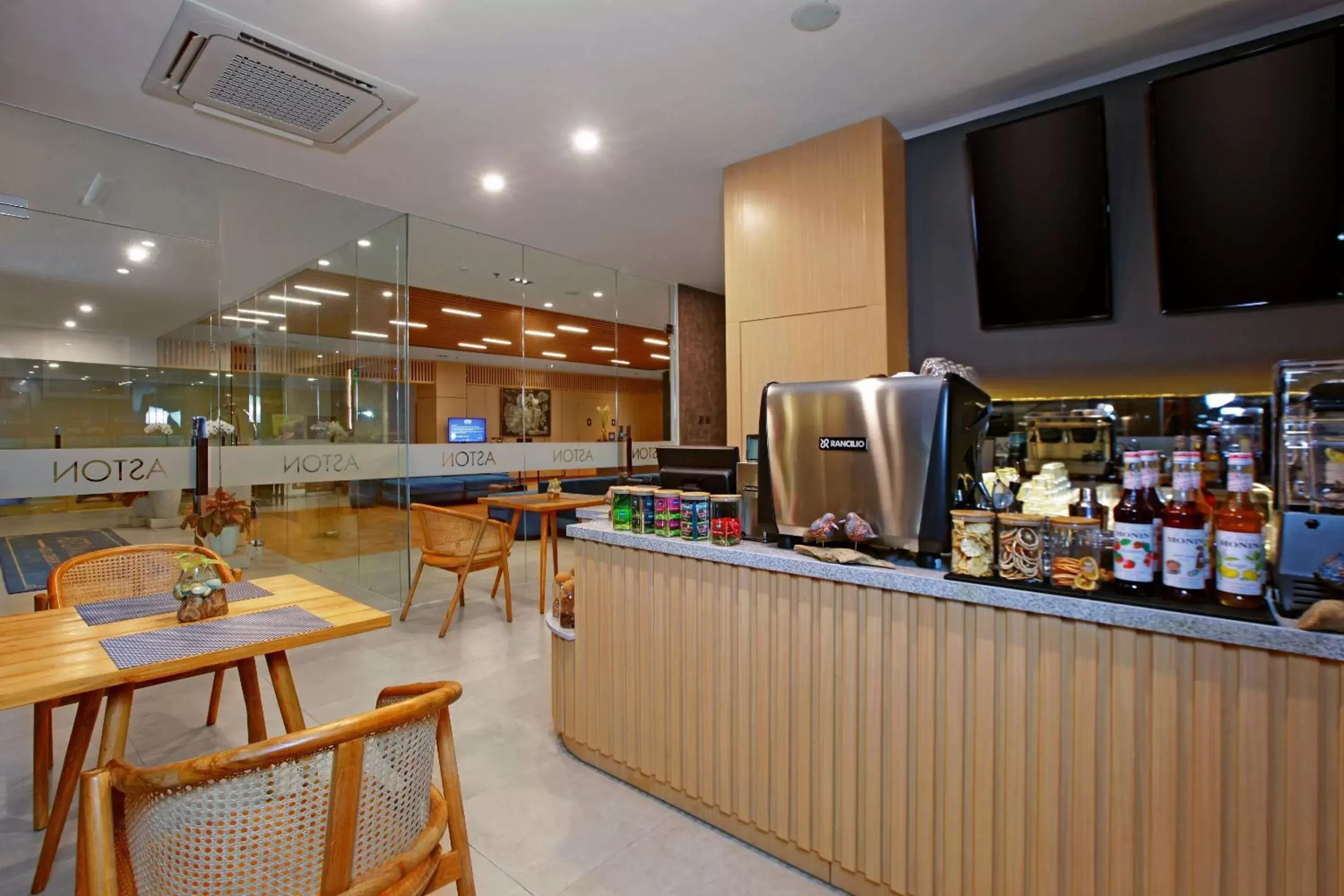 Lounge or bar, Restaurant/Places to Eat in ASTON Mojokerto Hotel & Conference Center
