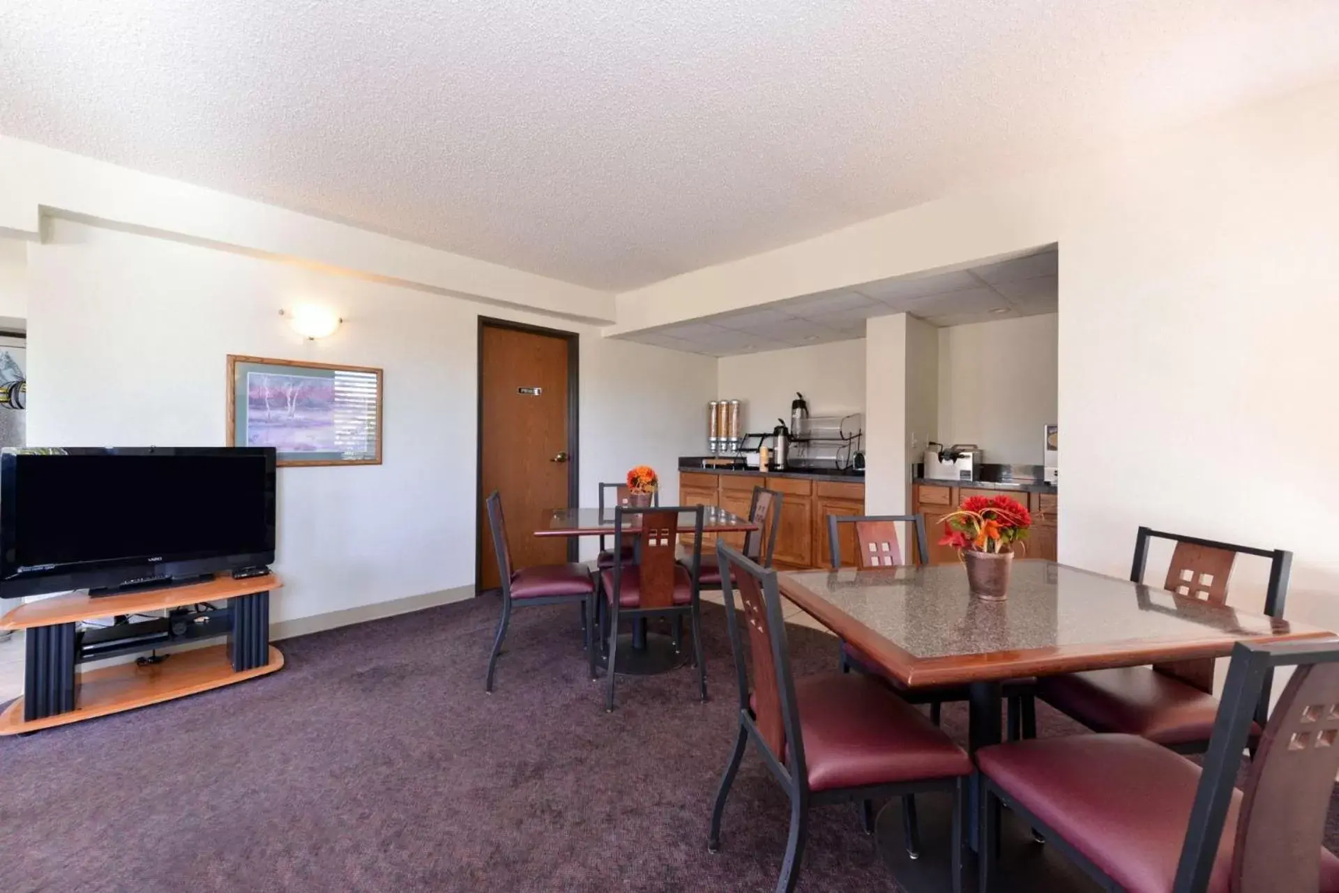 Dining Area in Executive Plus Inn and Suites