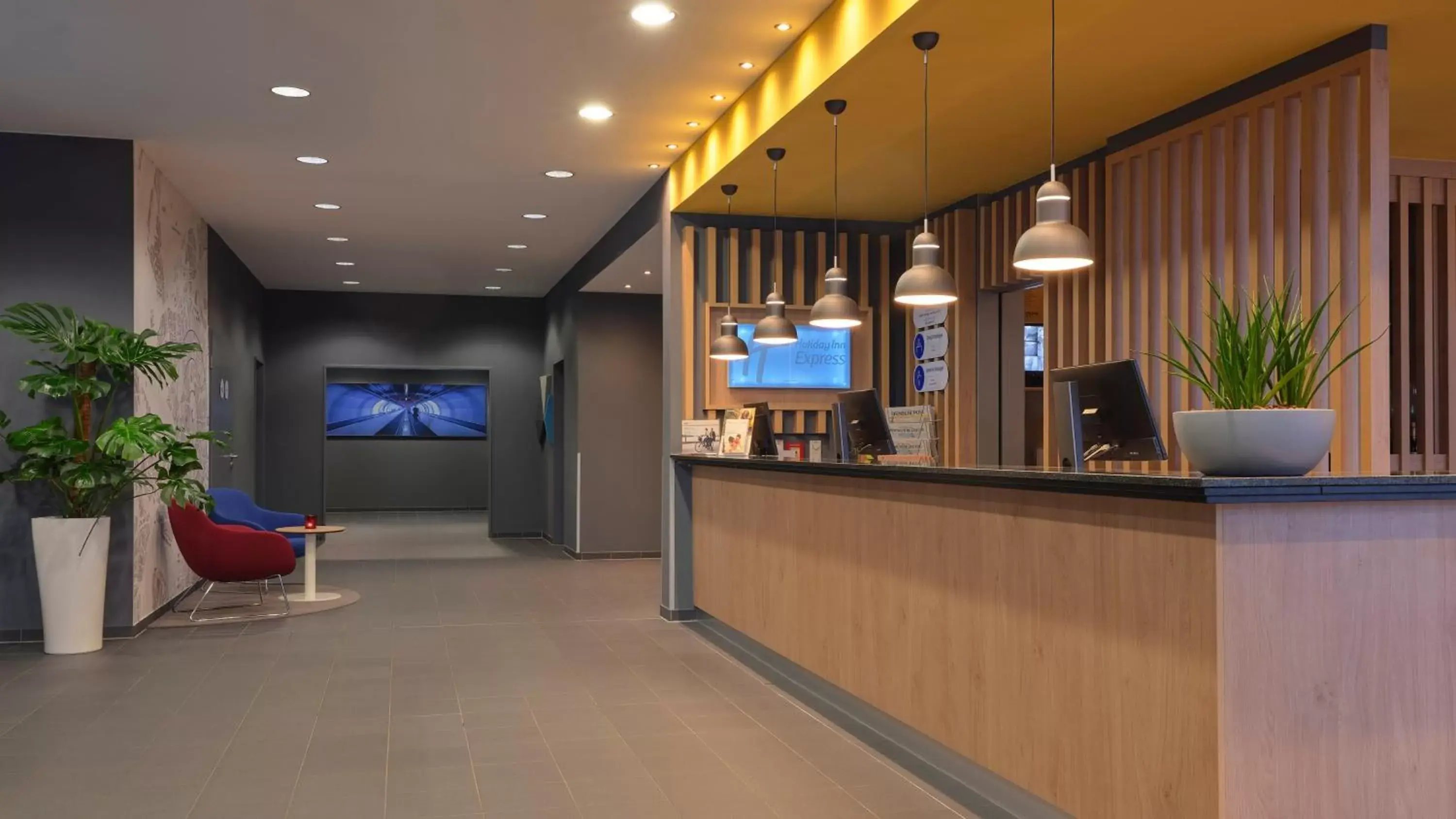 Property building, Lobby/Reception in Holiday Inn Express Duesseldorf City Nord, an IHG Hotel