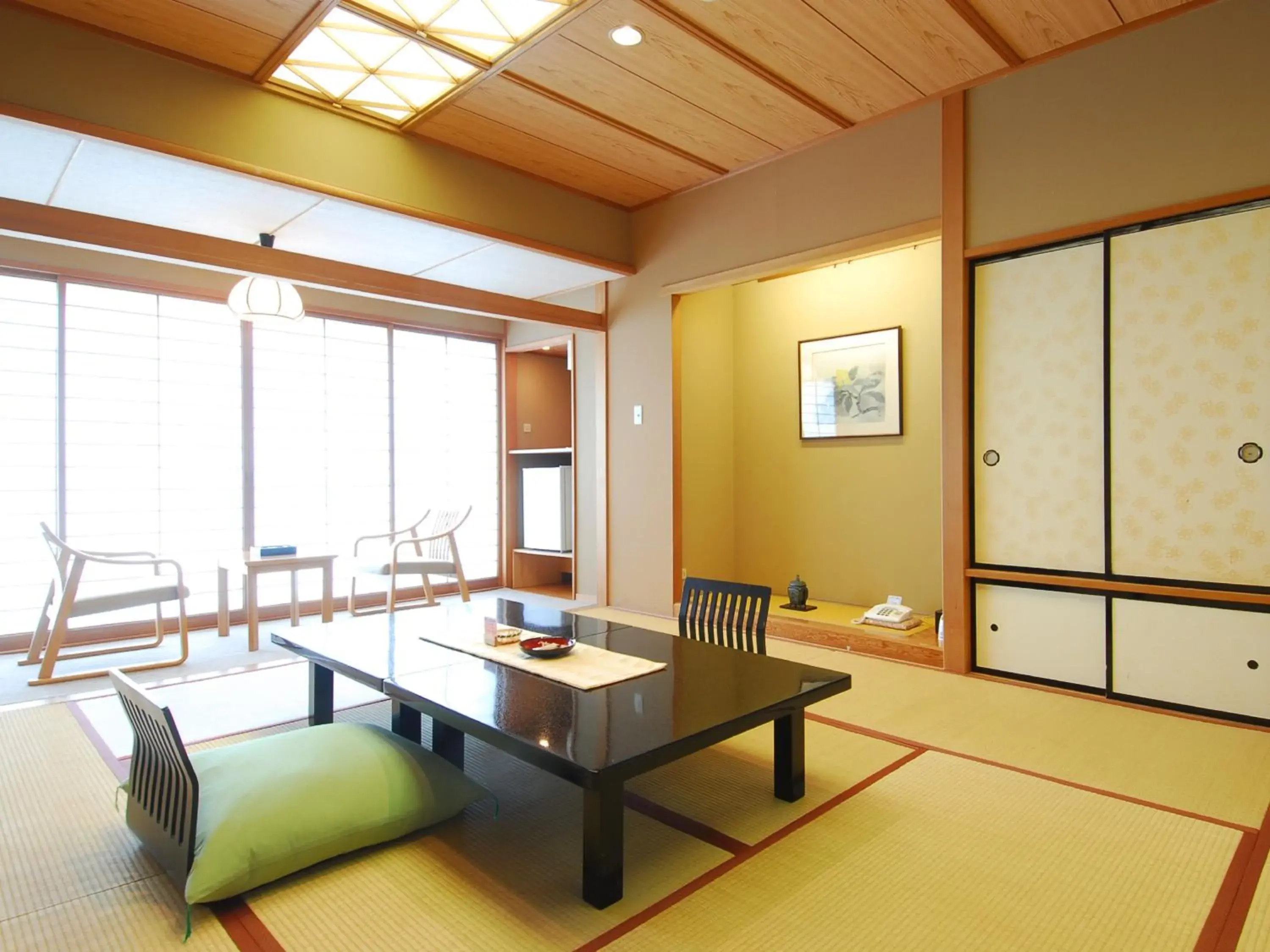 Photo of the whole room, Seating Area in Hanabishi Hotel