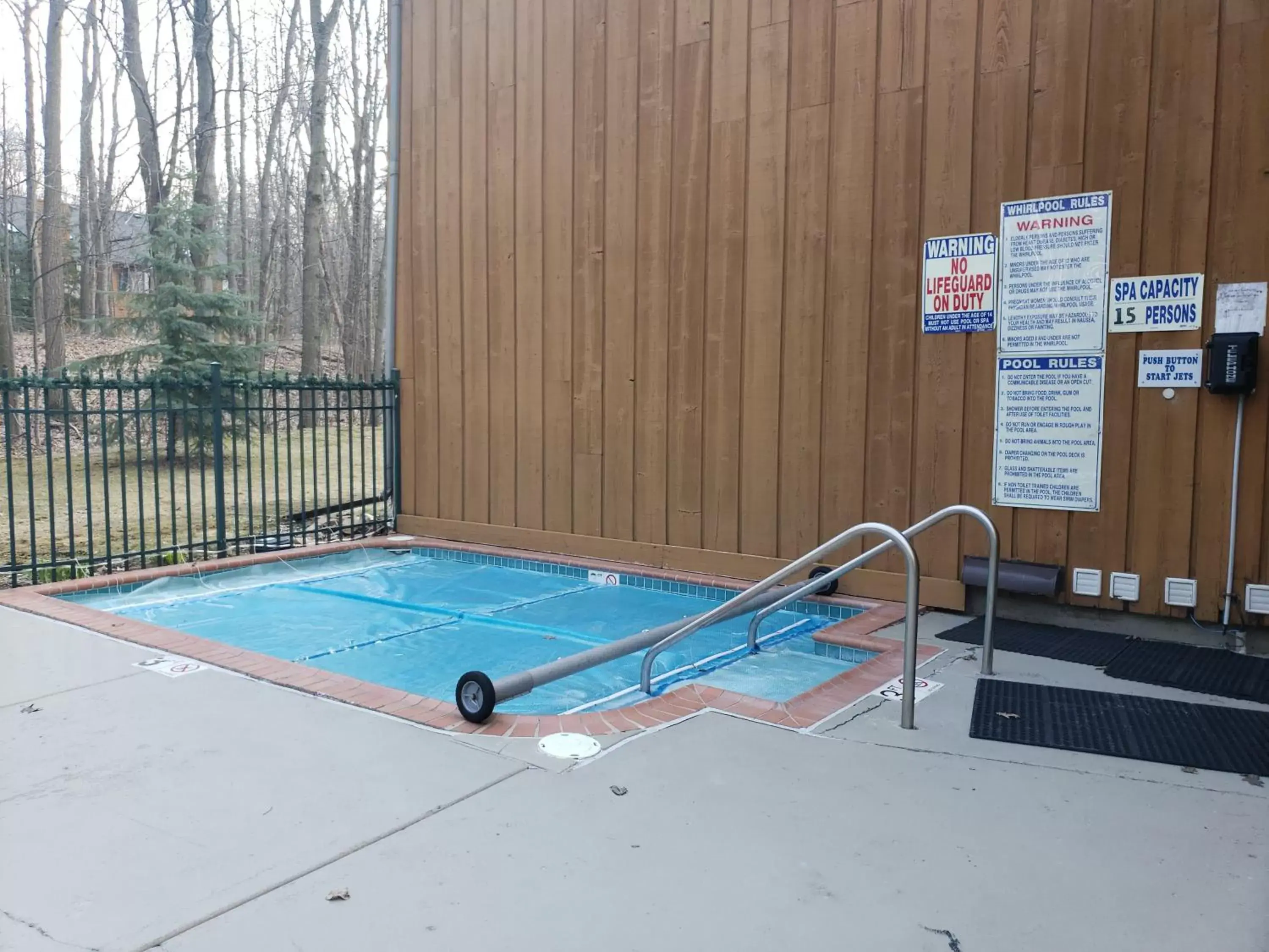 Hot Tub, Swimming Pool in Rib Mountain Inn