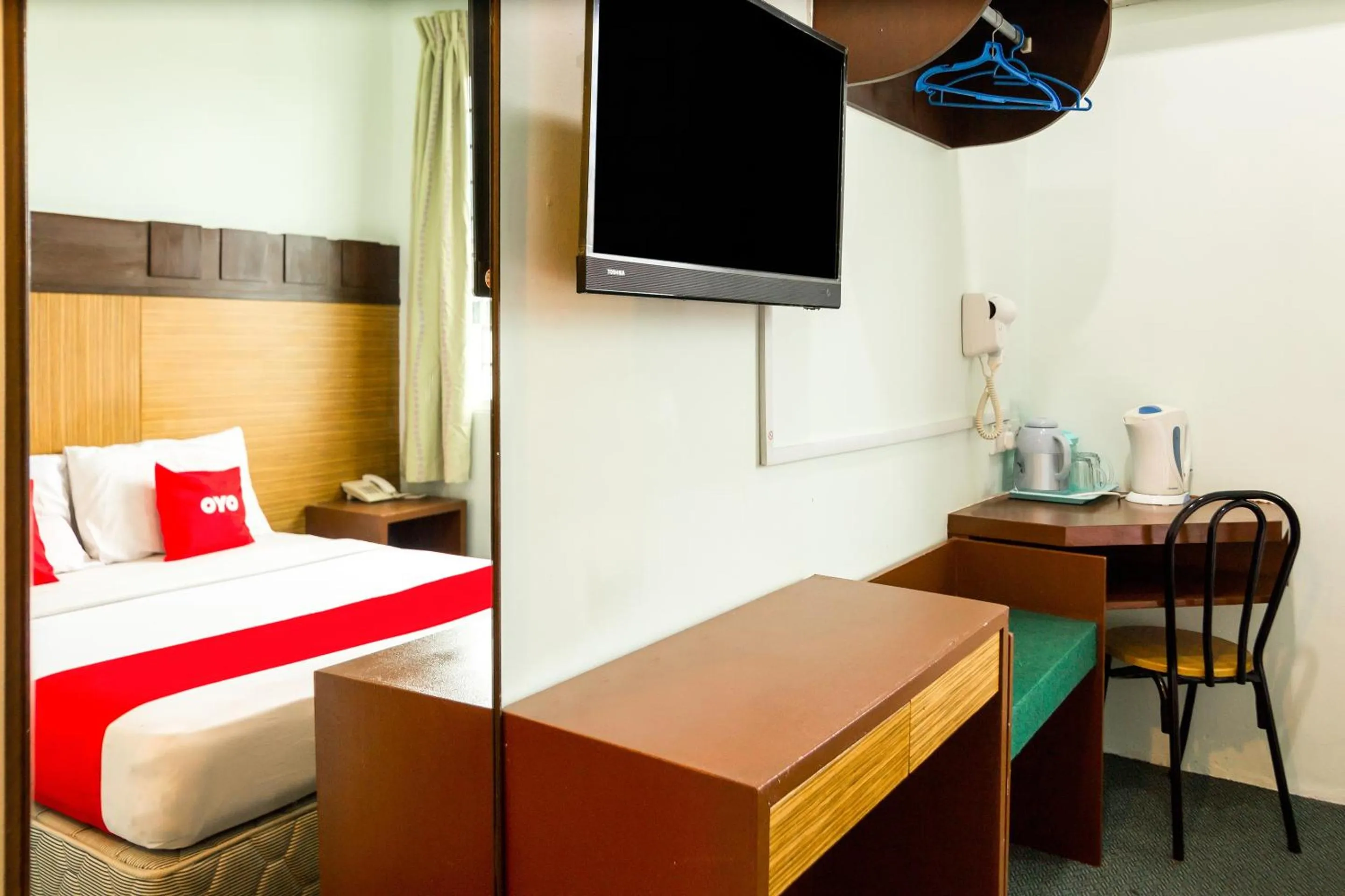 Bedroom, TV/Entertainment Center in OYO 89408 Royal Hotel