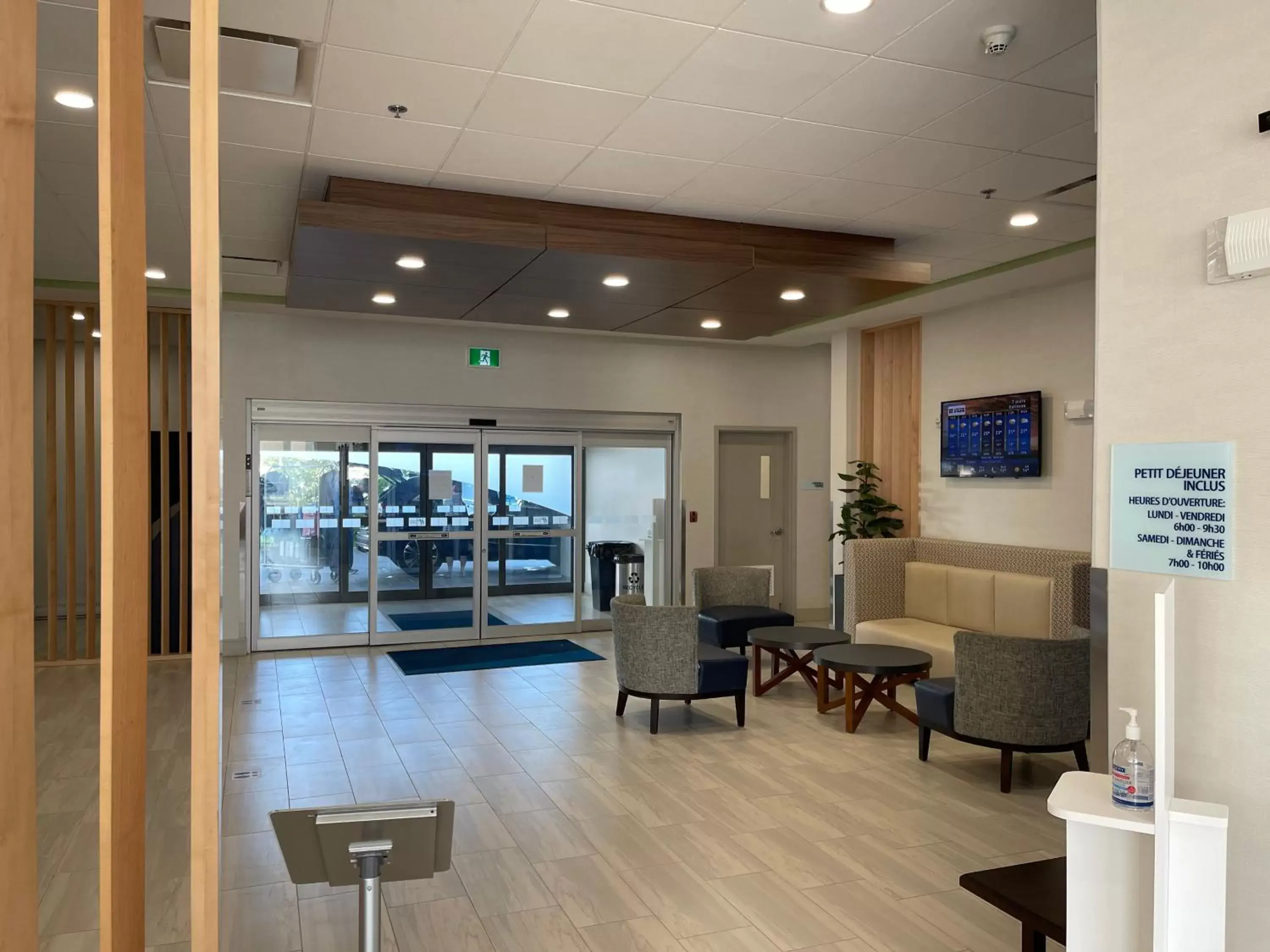 Lobby or reception in Holiday Inn Express & Suites - Gatineau - Ottawa, an IHG Hotel