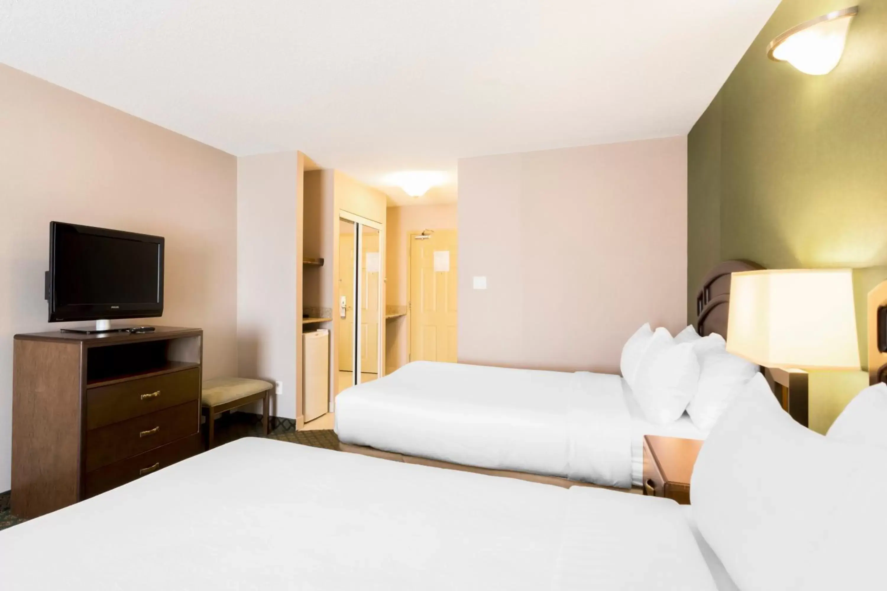 Bed in Clarion Hotel & Conference Center Sherwood Park