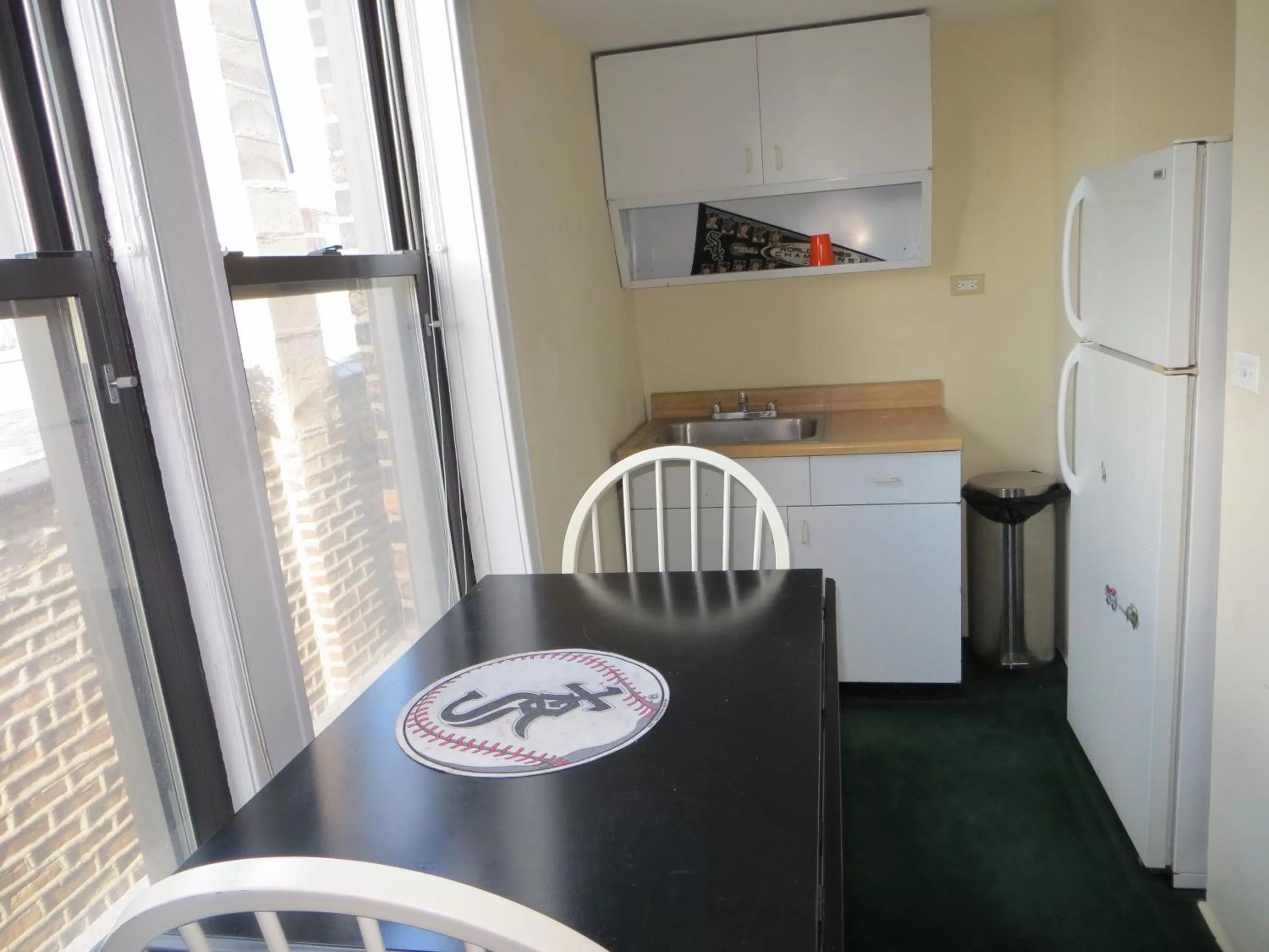 Kitchen or kitchenette, Dining Area in The Polo Inn Bridgeport U.S.A.