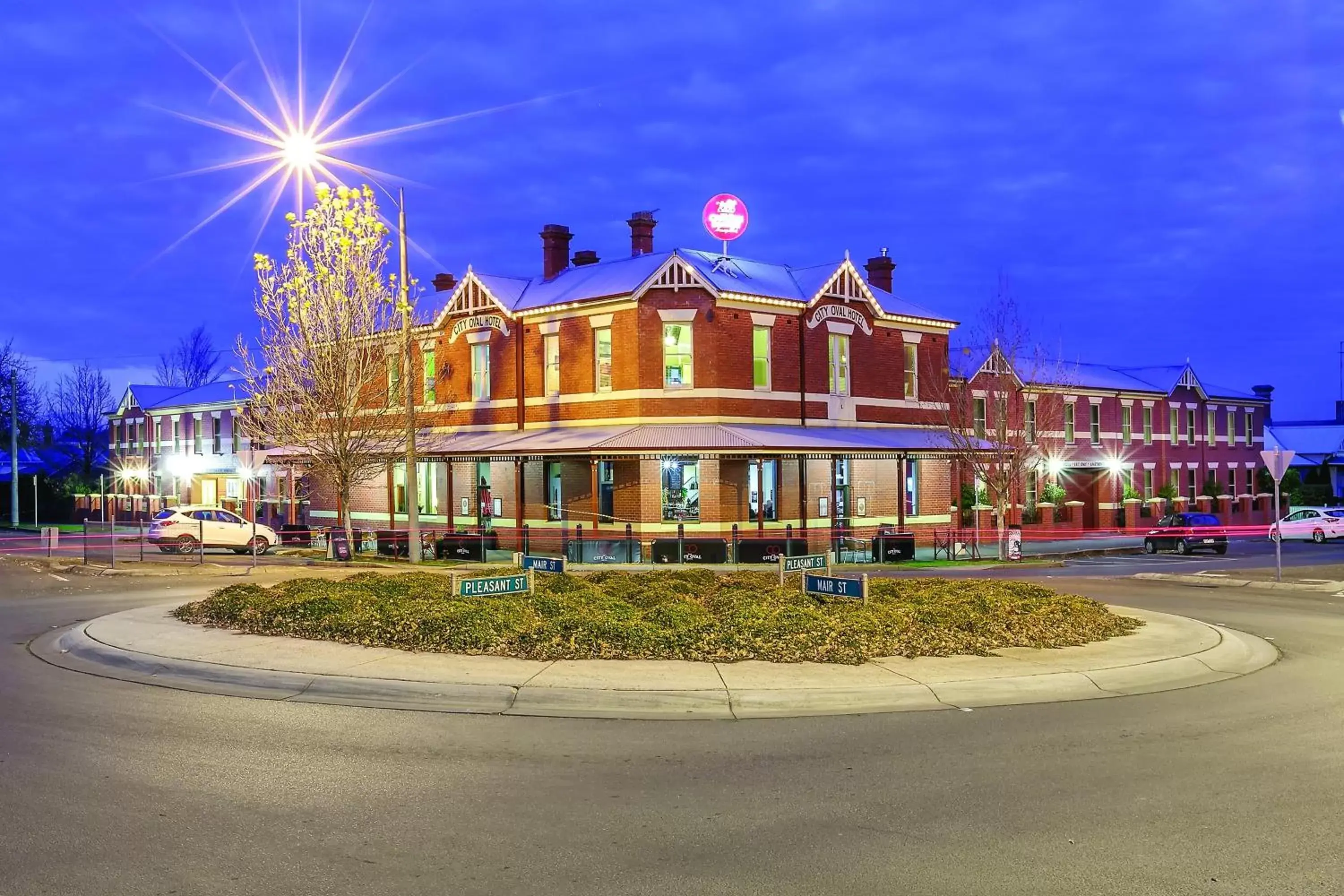 Night, Property Building in Lake Inn - Ballarat