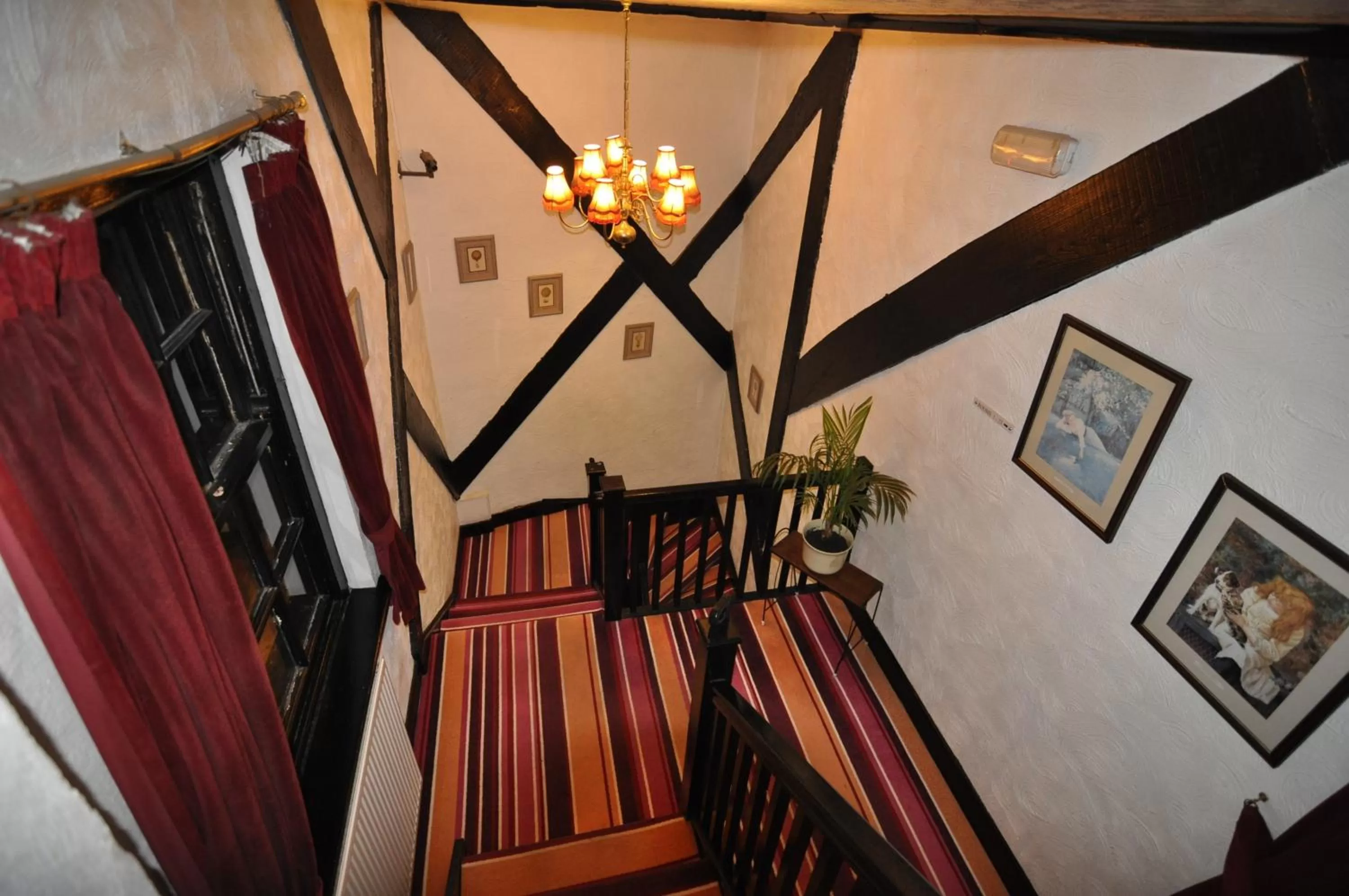 Lobby or reception, Bed in The Roundabout Hotel