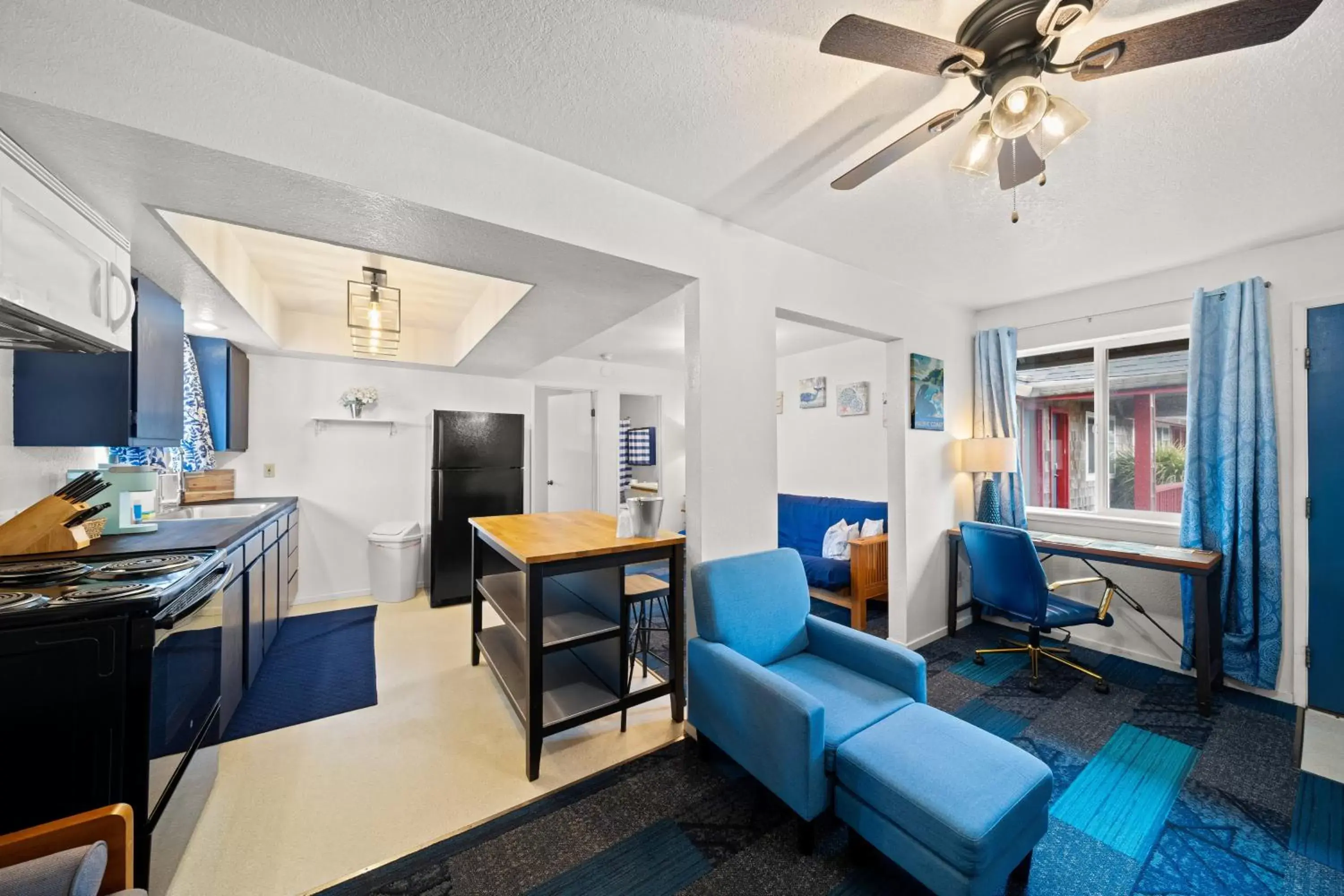 Seating Area in Surf & Sand Inn