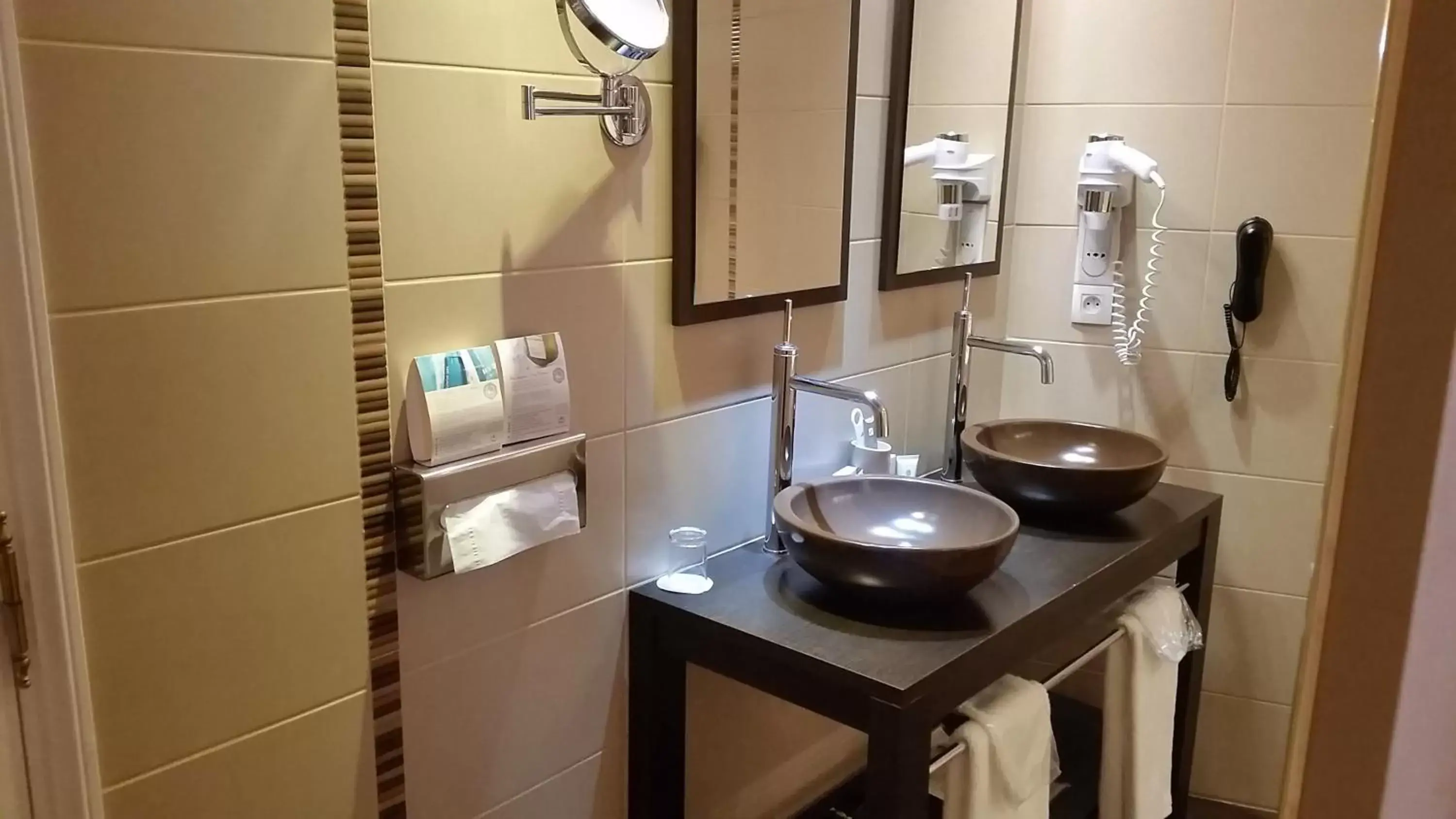 Bathroom in Hôtel & Spa Greuze