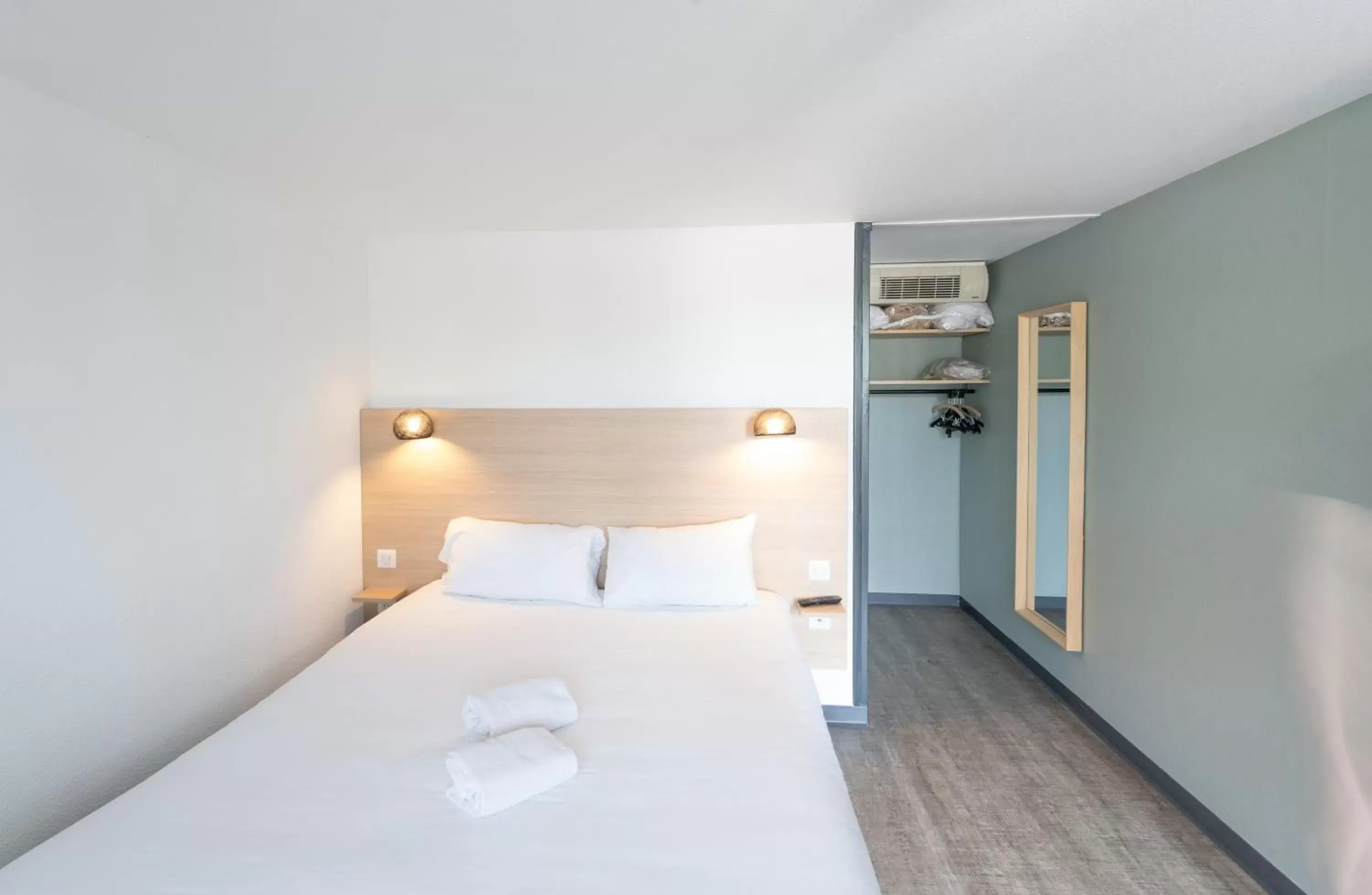 Bedroom, Bed in Hotel Inn Design La Rochelle