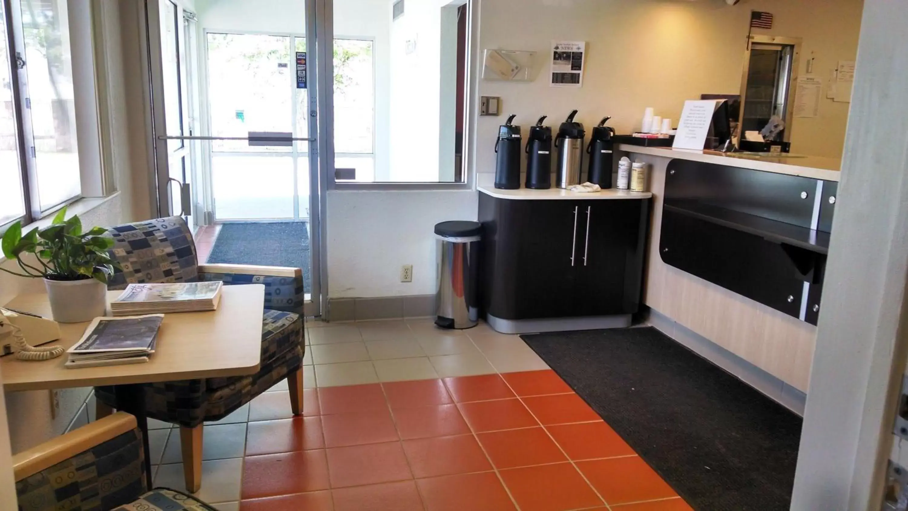 Lobby or reception, Kitchen/Kitchenette in Motel 6-Ely, NV