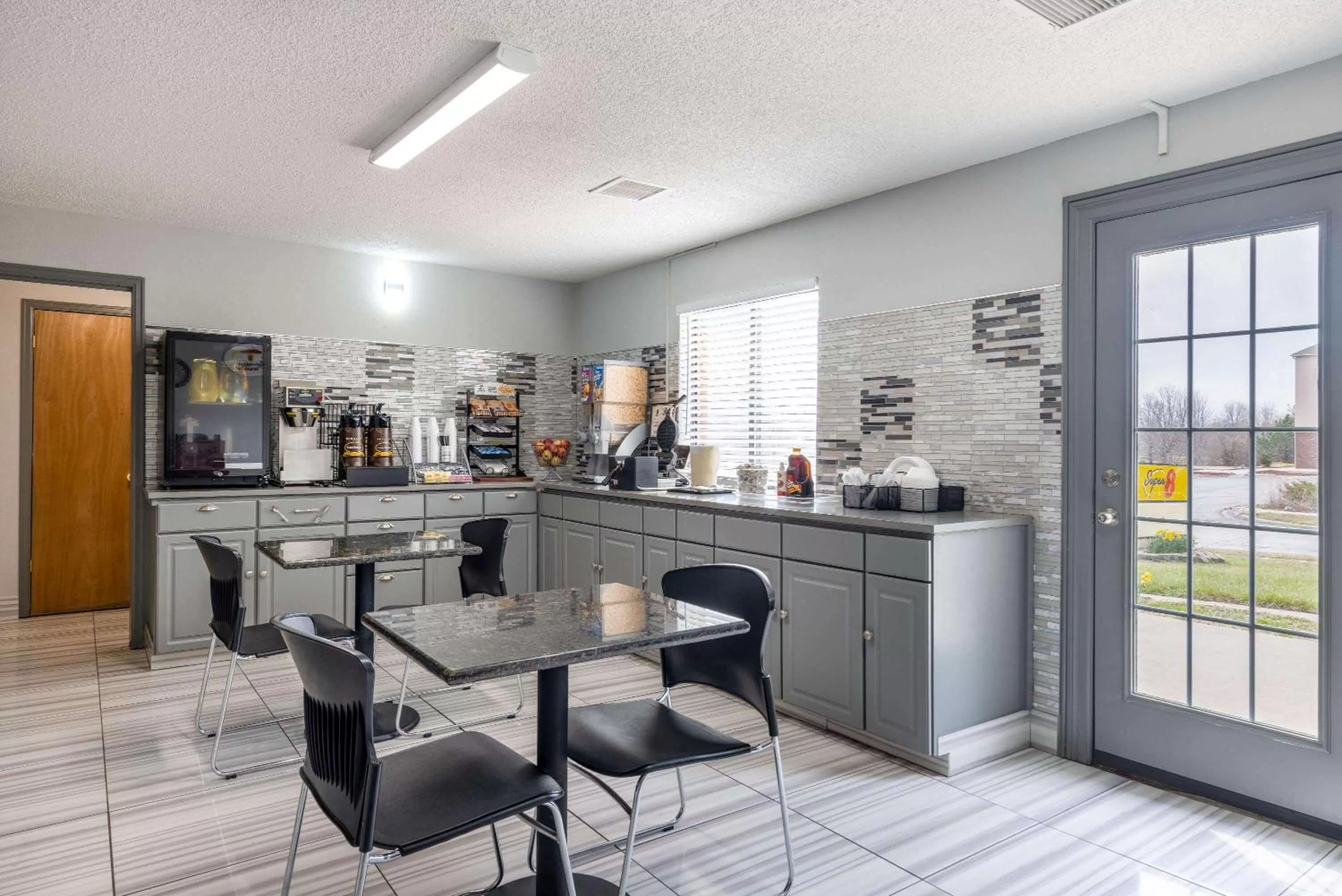 Restaurant/places to eat in Super 8 by Wyndham Kansas City Airport North