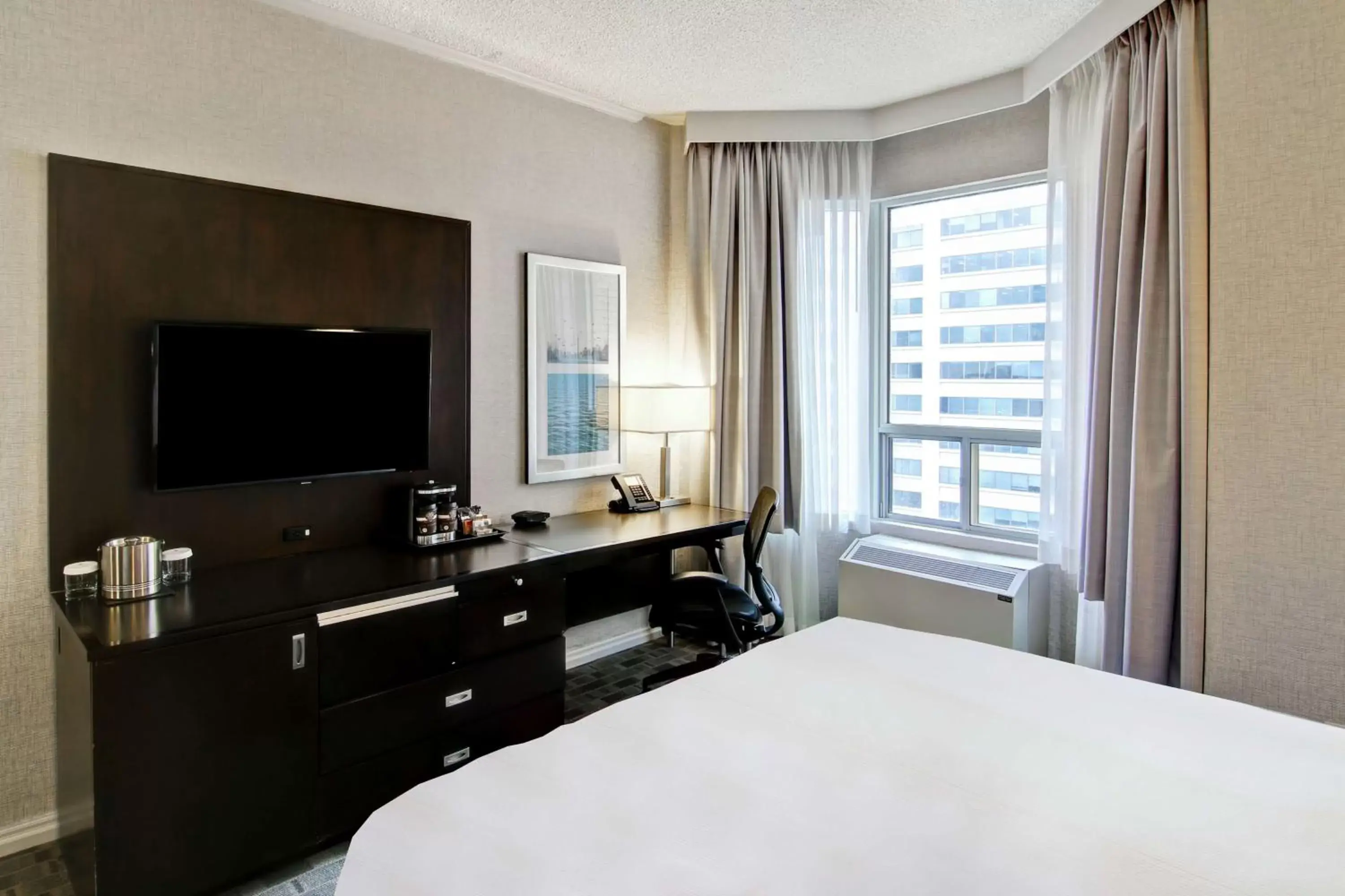 Bedroom, Bed in DoubleTree by Hilton Toronto Downtown