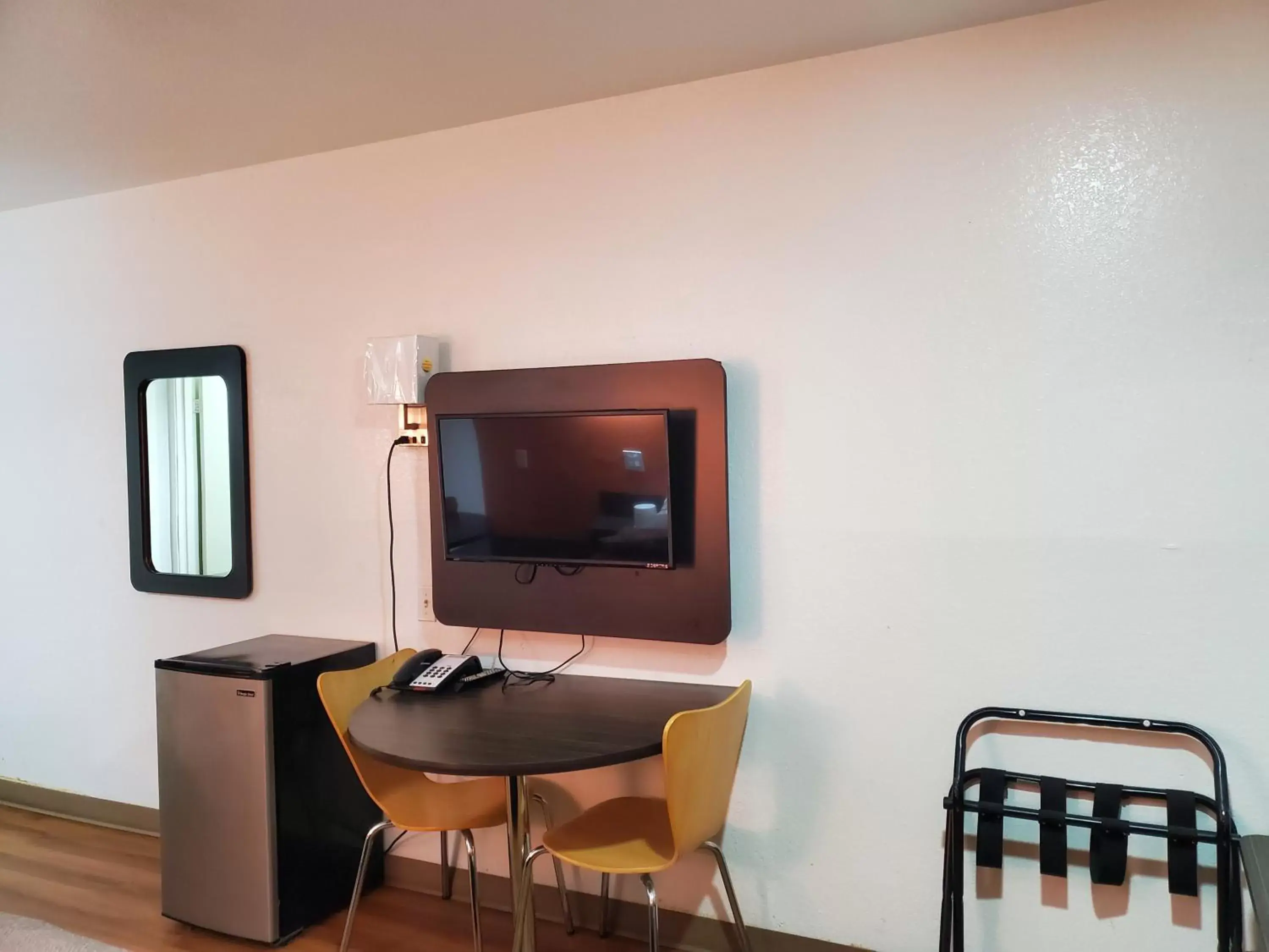 Bedroom, TV/Entertainment Center in Motel 6 Little Rock AR South