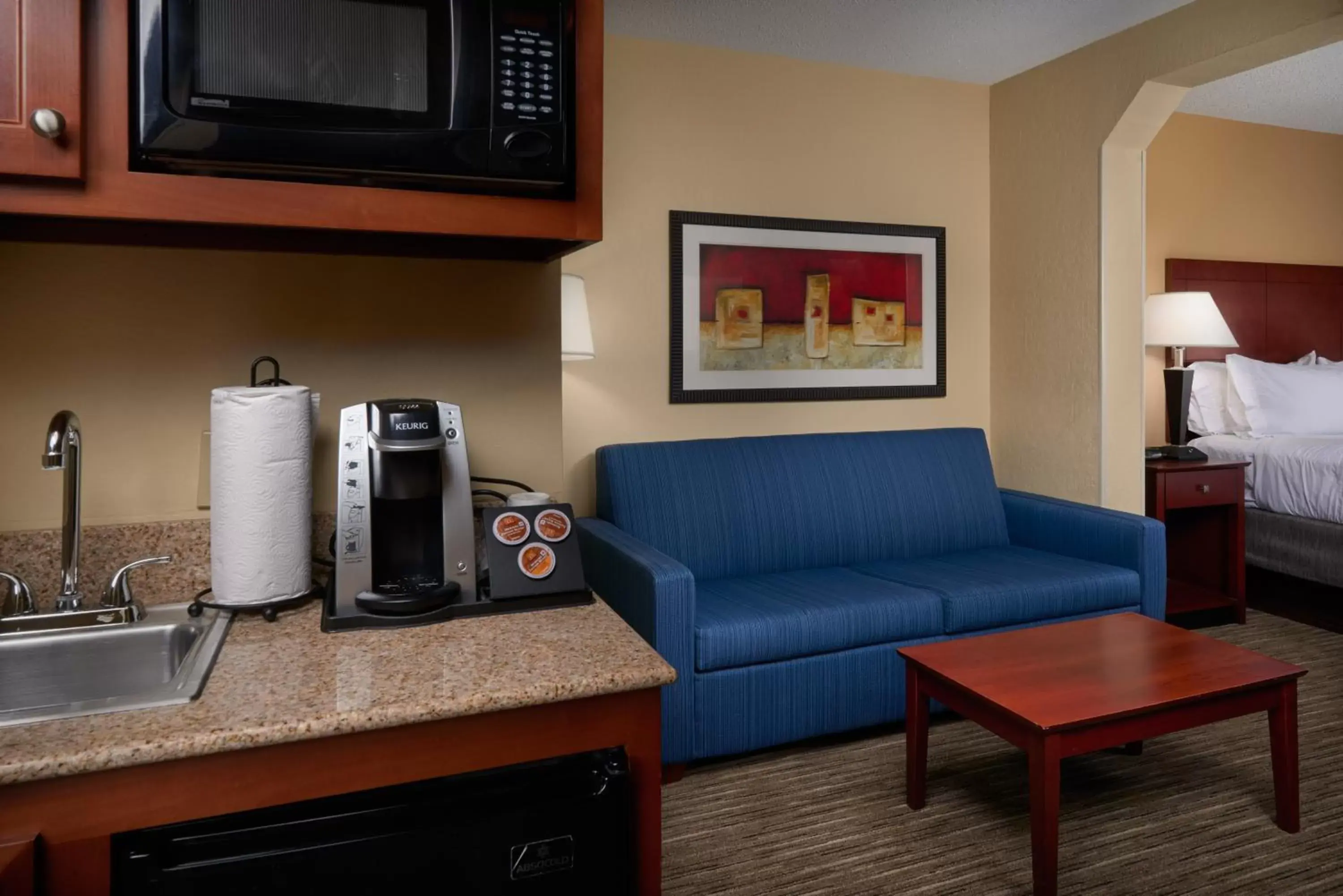 Bed in Holiday Inn Express Hotel & Suites Anniston/Oxford, an IHG Hotel