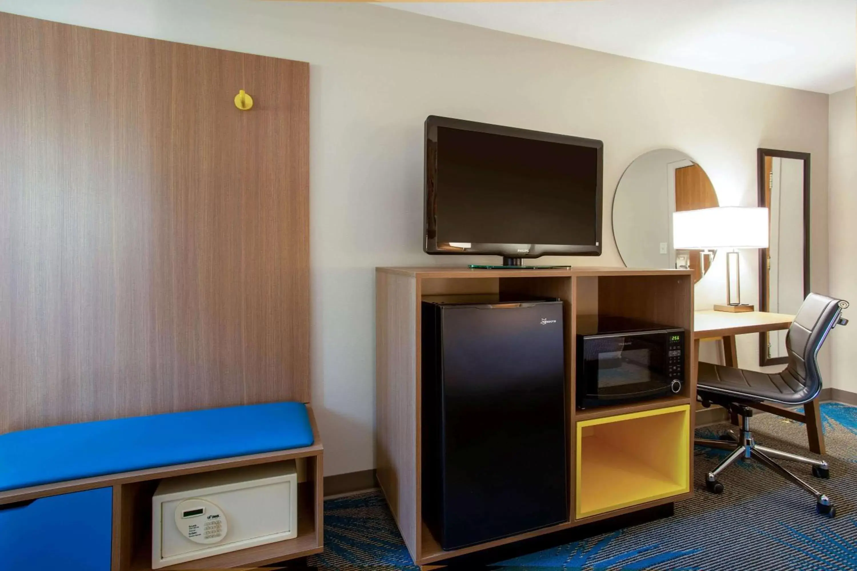 Photo of the whole room, TV/Entertainment Center in Days Inn by Wyndham Marquette