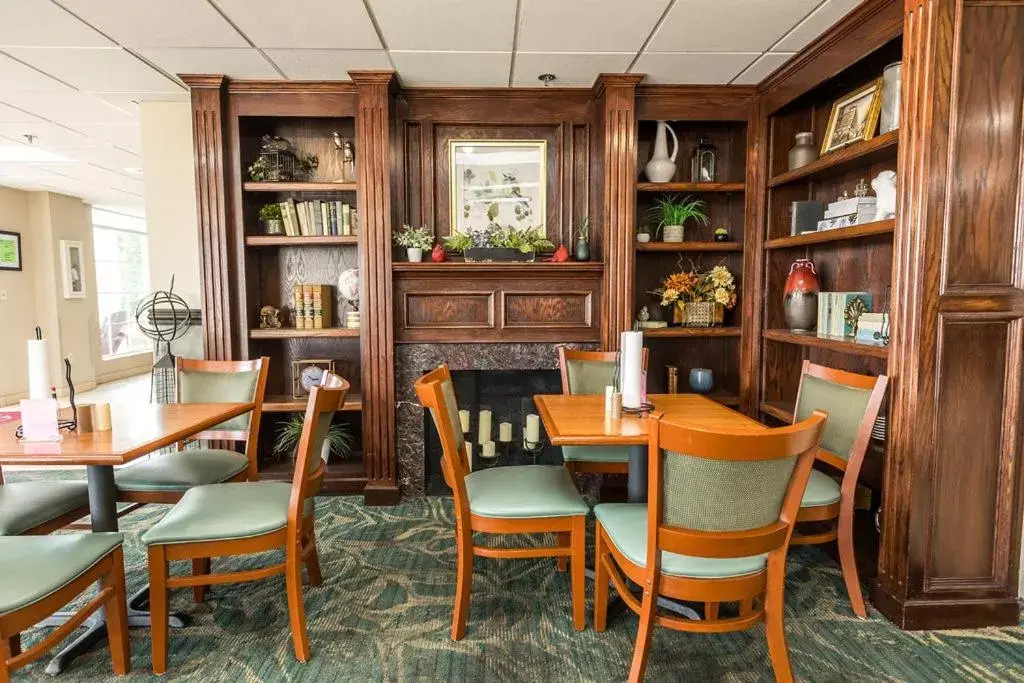 Seating area, Restaurant/Places to Eat in Savannah House Hotel