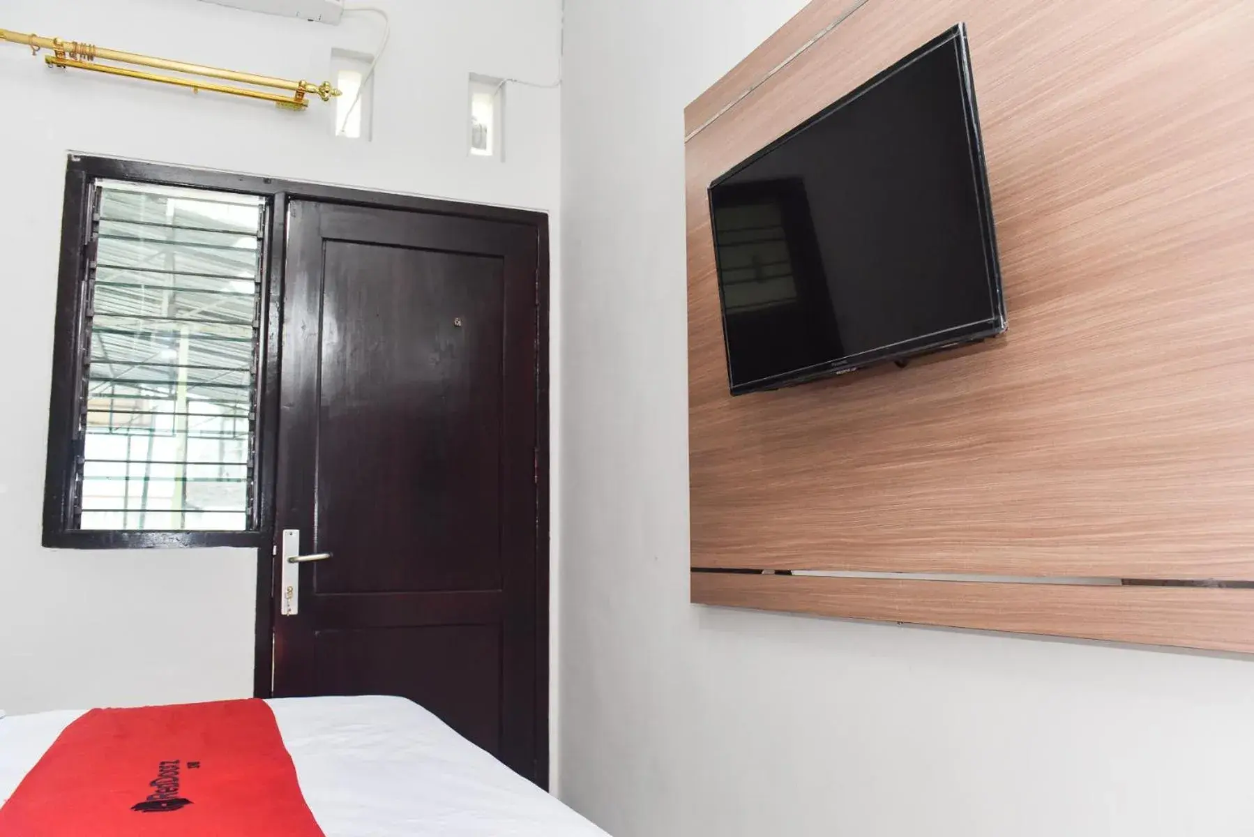 TV and multimedia, TV/Entertainment Center in RedDoorz Plus near Malang Town Square