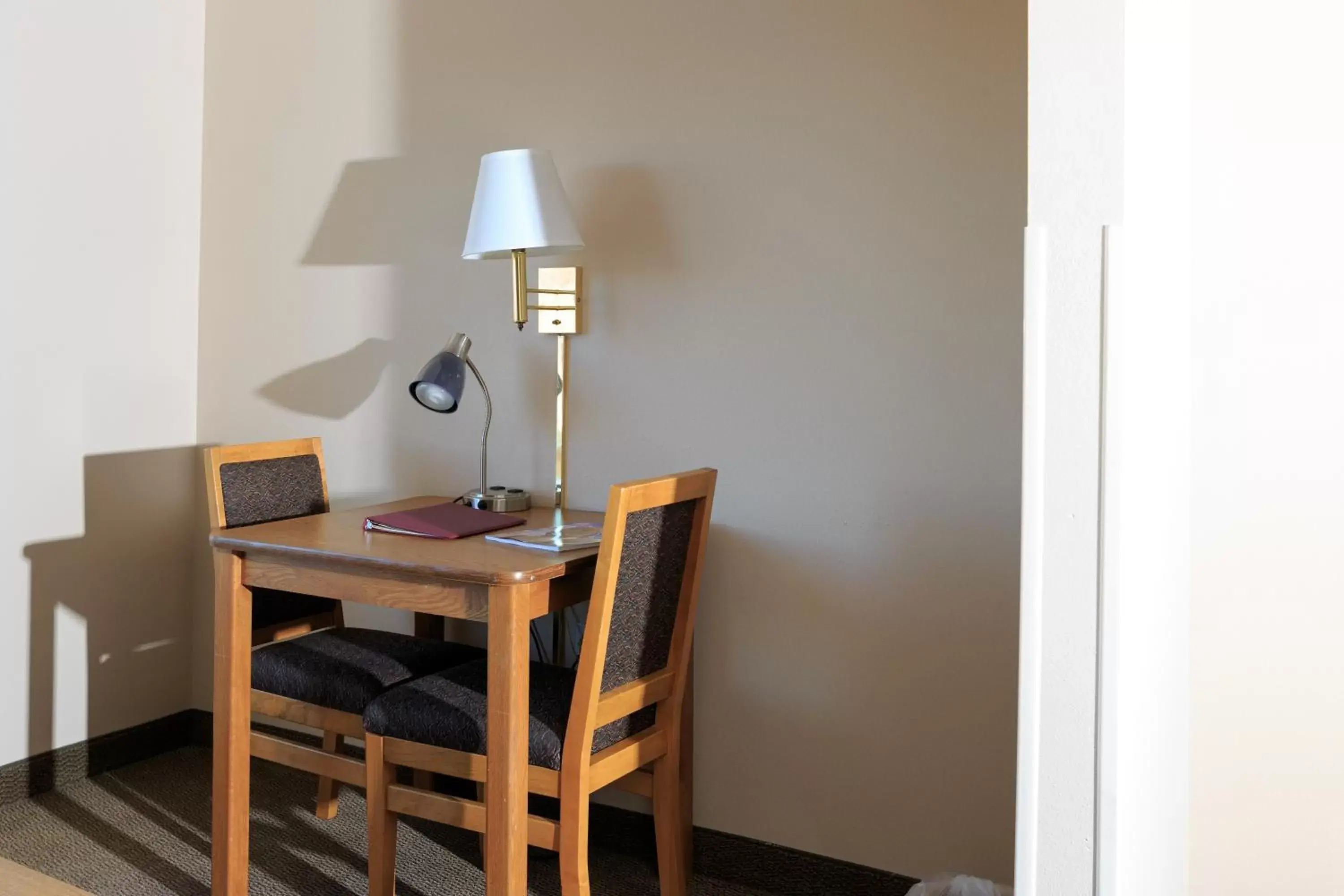 Dining Area in New Victorian Inn & Suites Lincoln