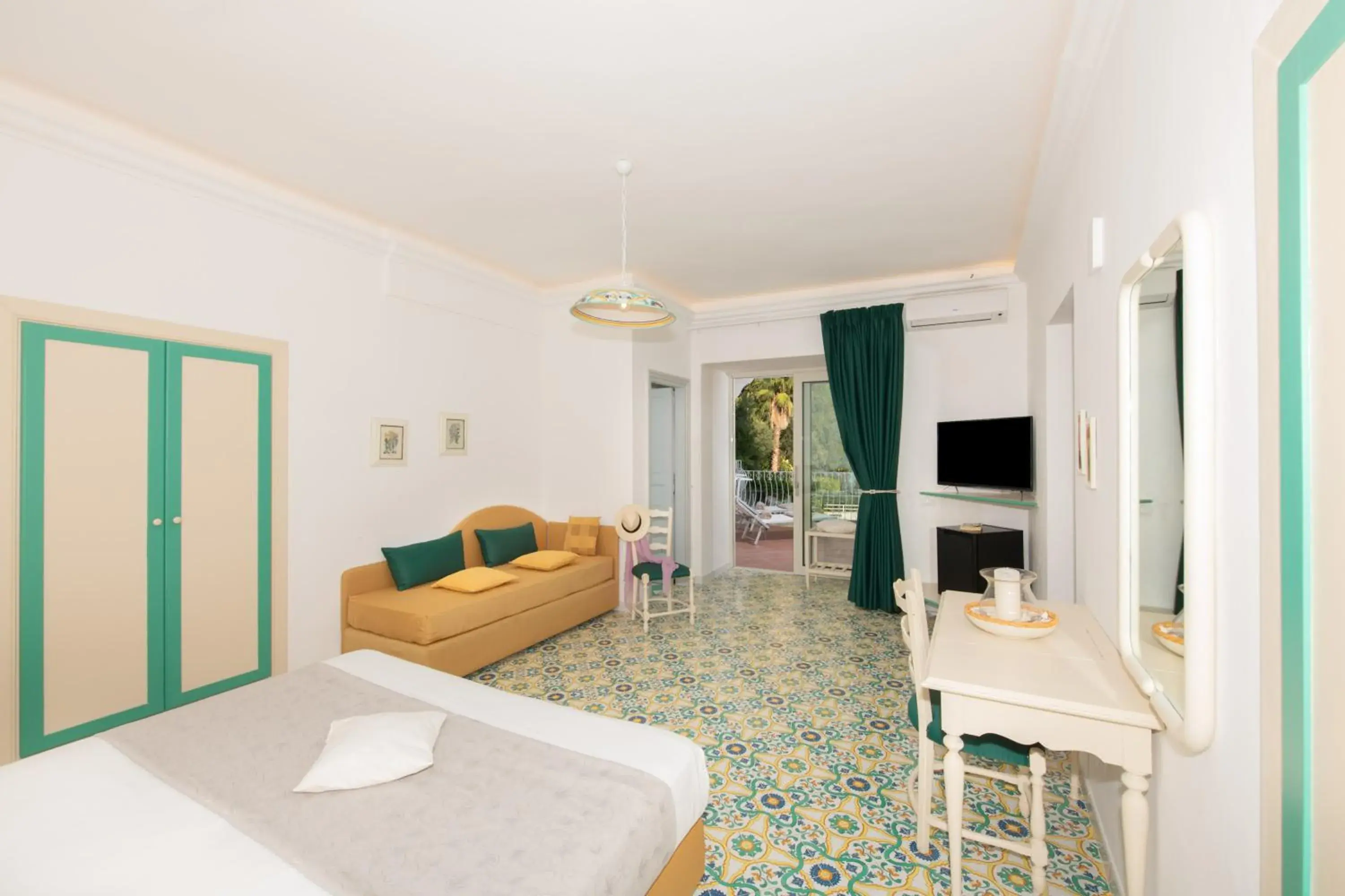 Bedroom, Seating Area in Grand Hotel Tritone