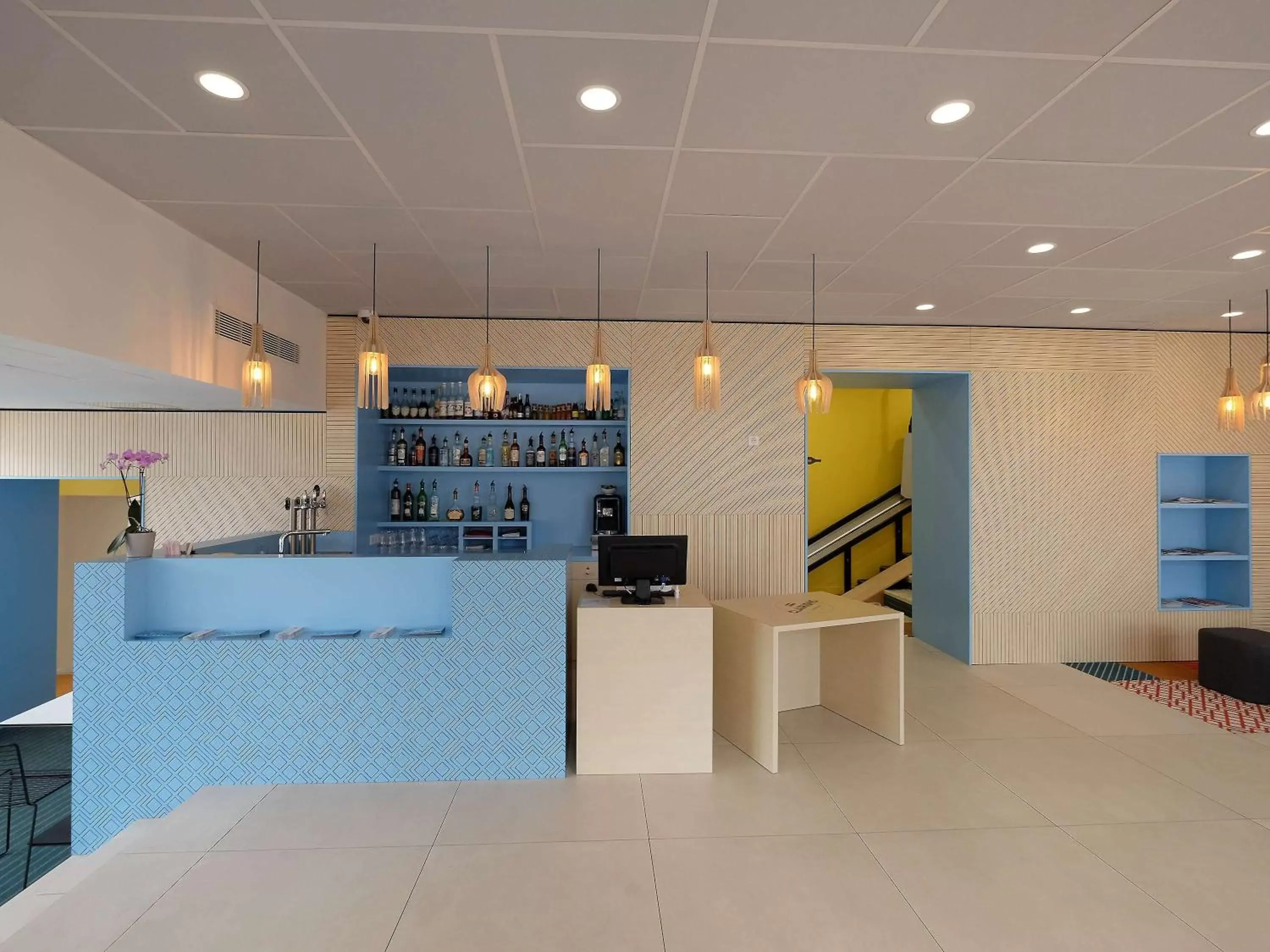Lounge or bar, Lobby/Reception in Hôtel ibis Styles Auxerre Nord
