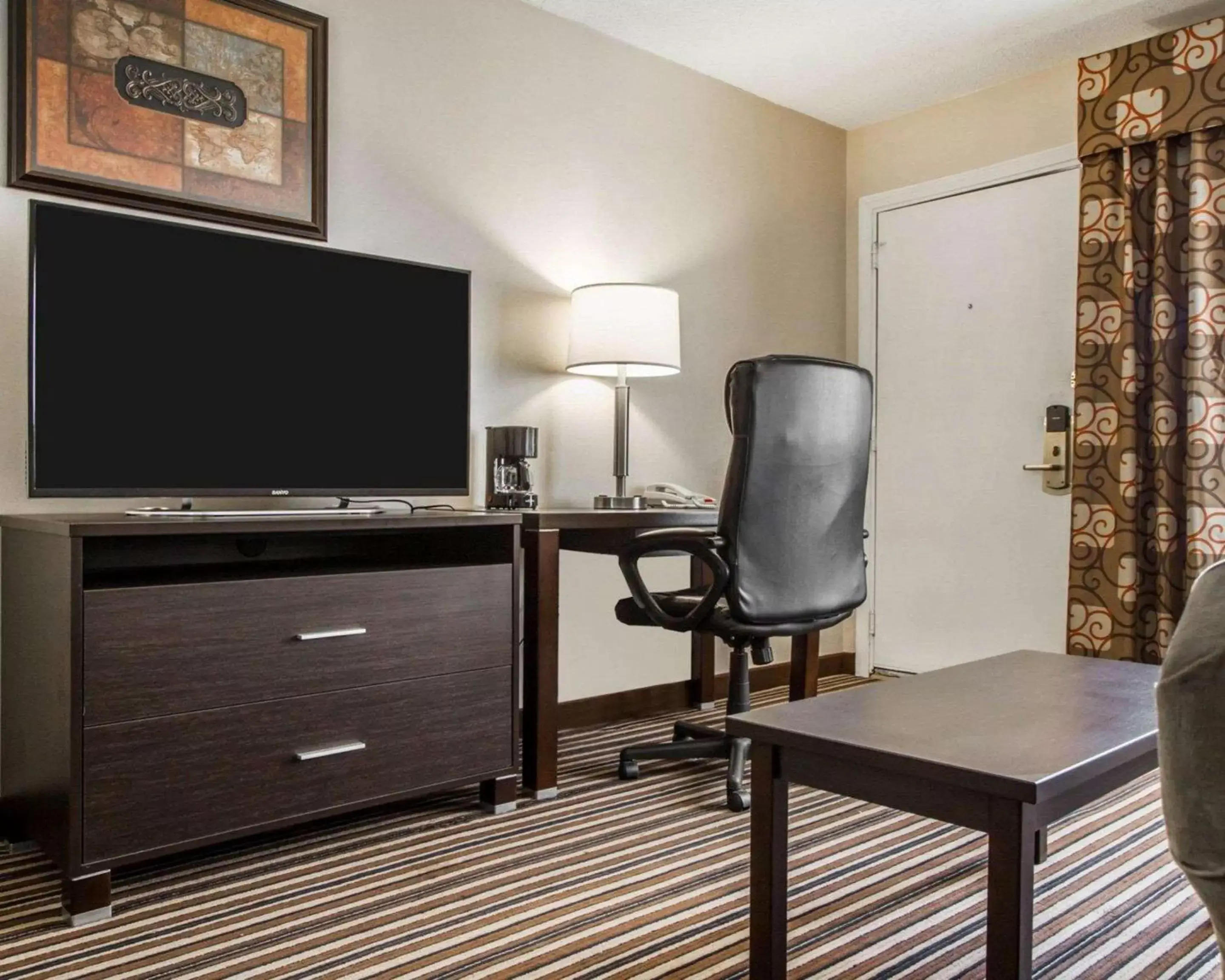 Bedroom, TV/Entertainment Center in Quality Inn & Suites