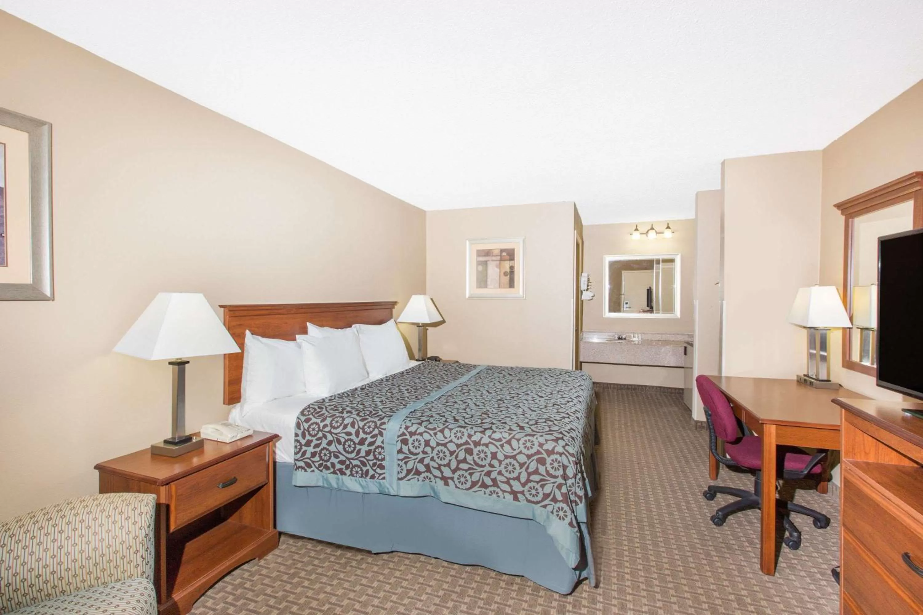 Photo of the whole room, Bed in Days Inn by Wyndham Ripley