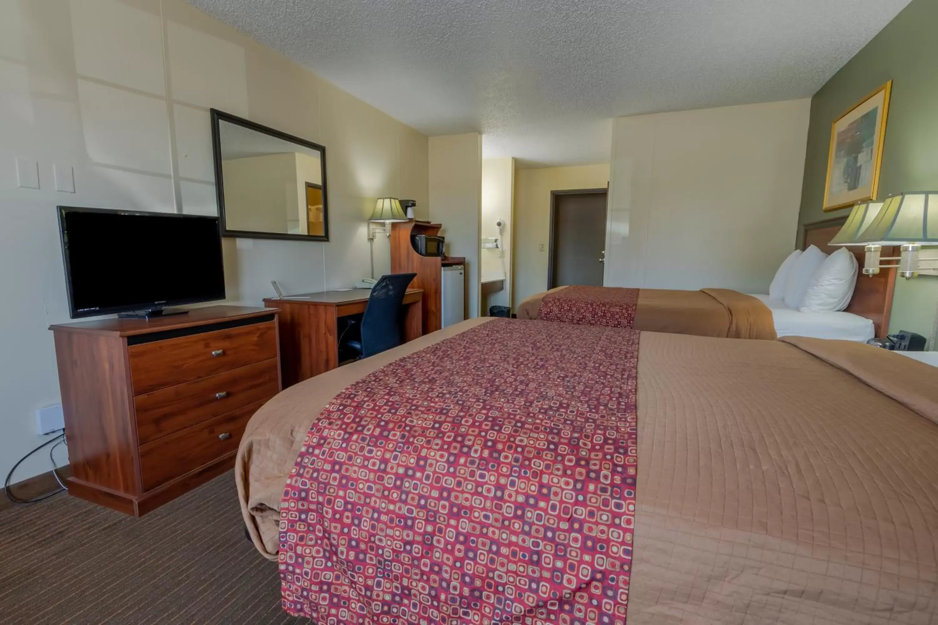 Communal lounge/ TV room, Bed in Thunderbird Lodge