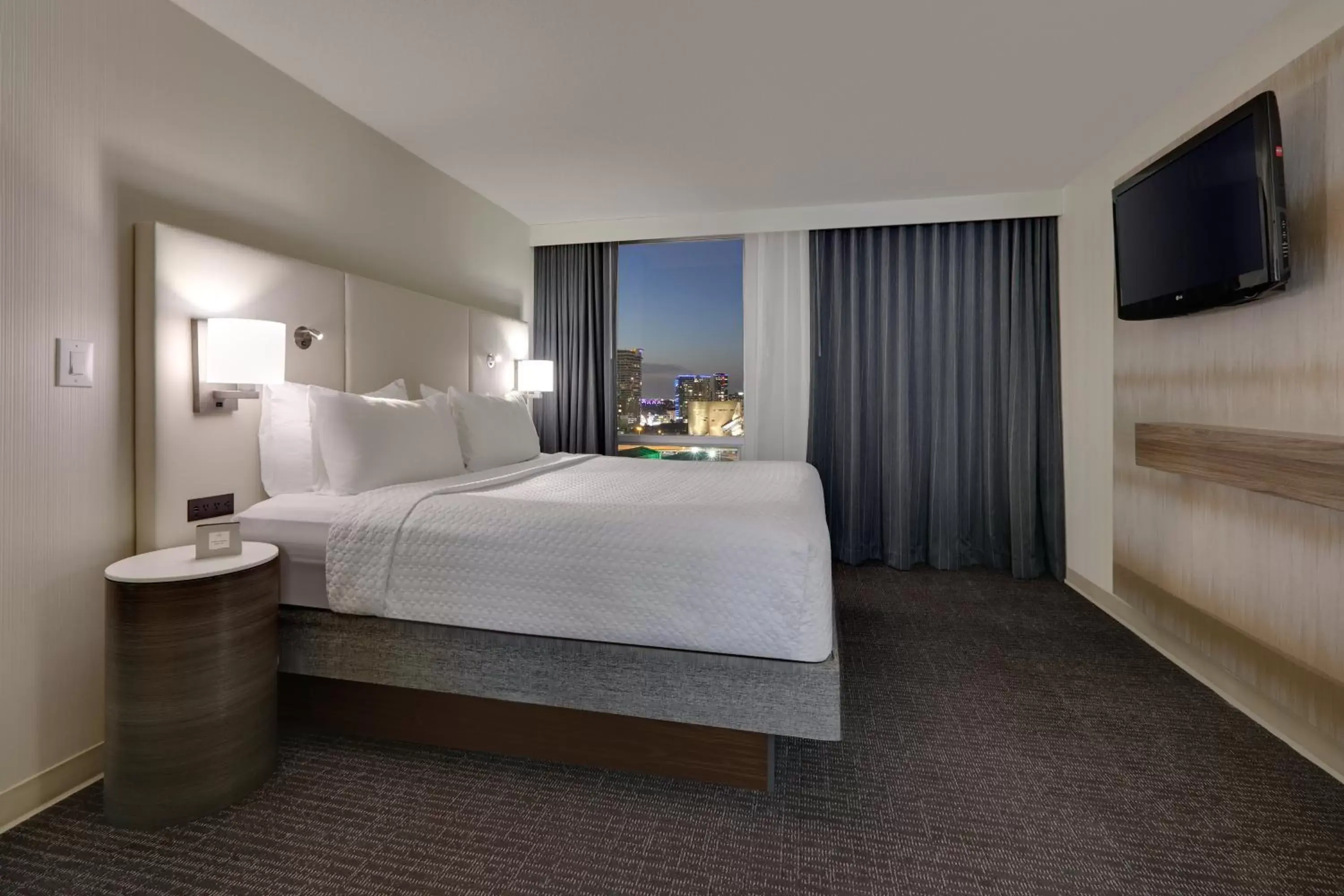 Photo of the whole room, Bed in Crowne Plaza Hotel Dallas Downtown, an IHG Hotel
