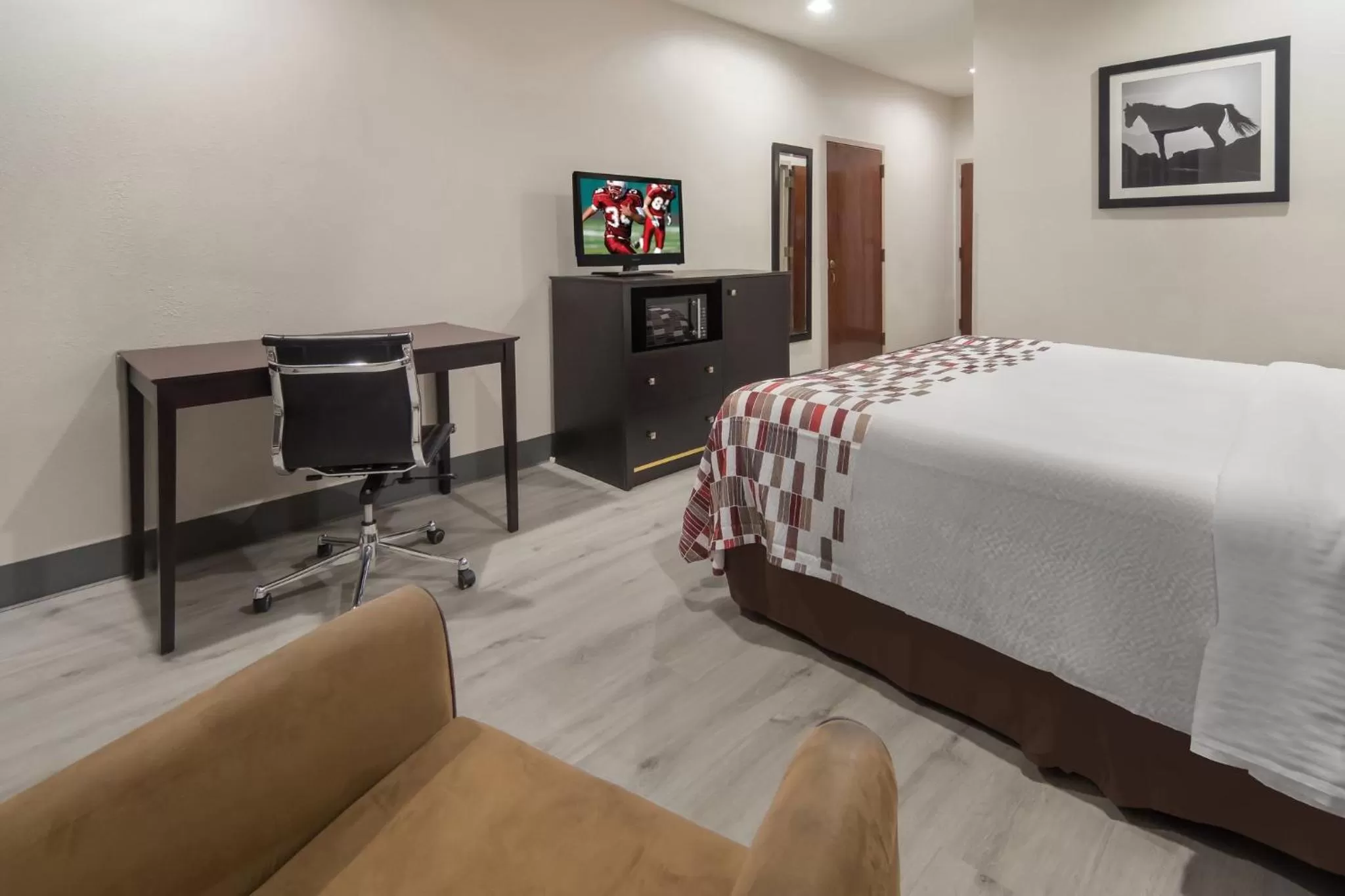 Photo of the whole room, Bed in Red Roof Inn Terrell