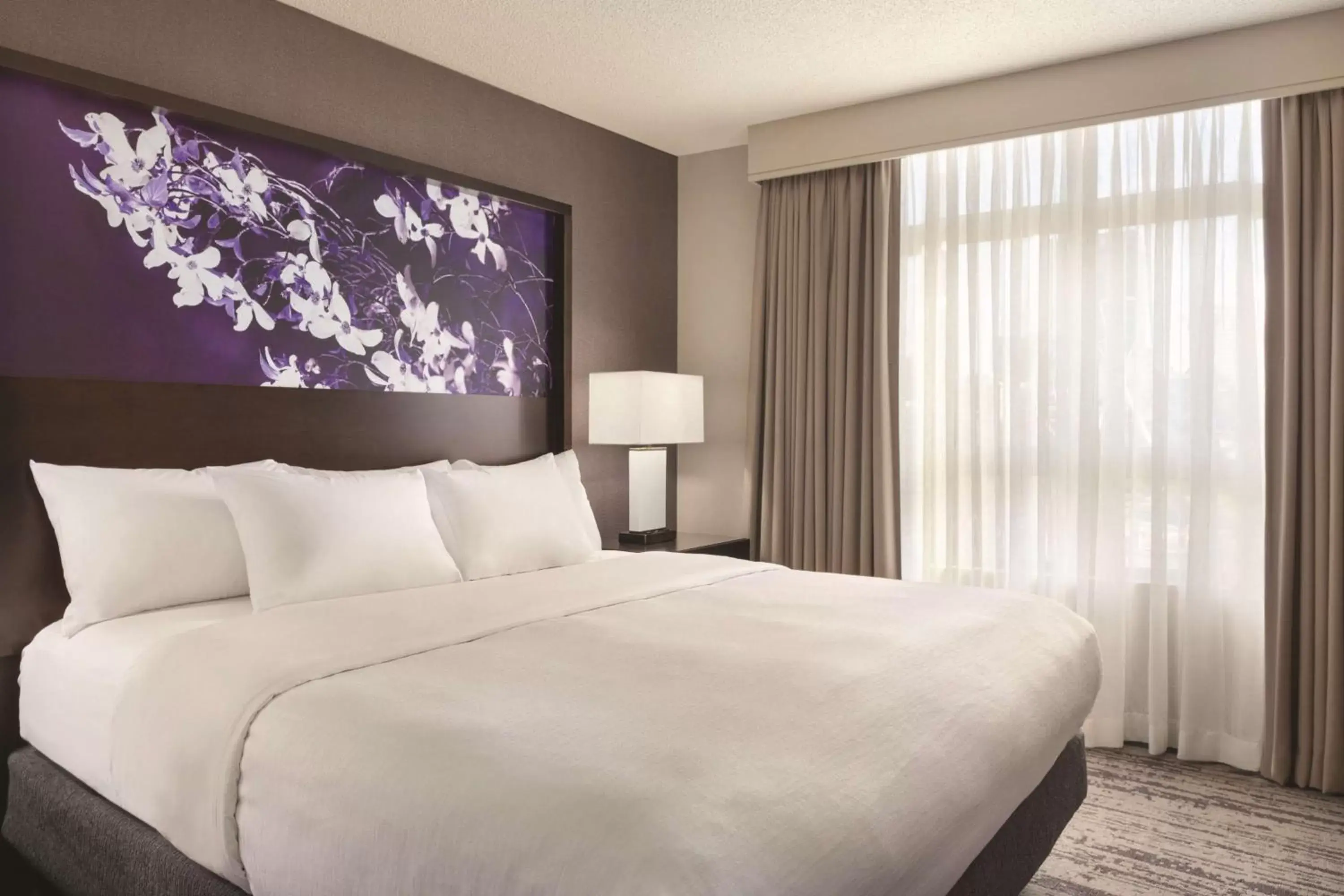 Bed in Embassy Suites by Hilton Atlanta at Centennial Olympic Park