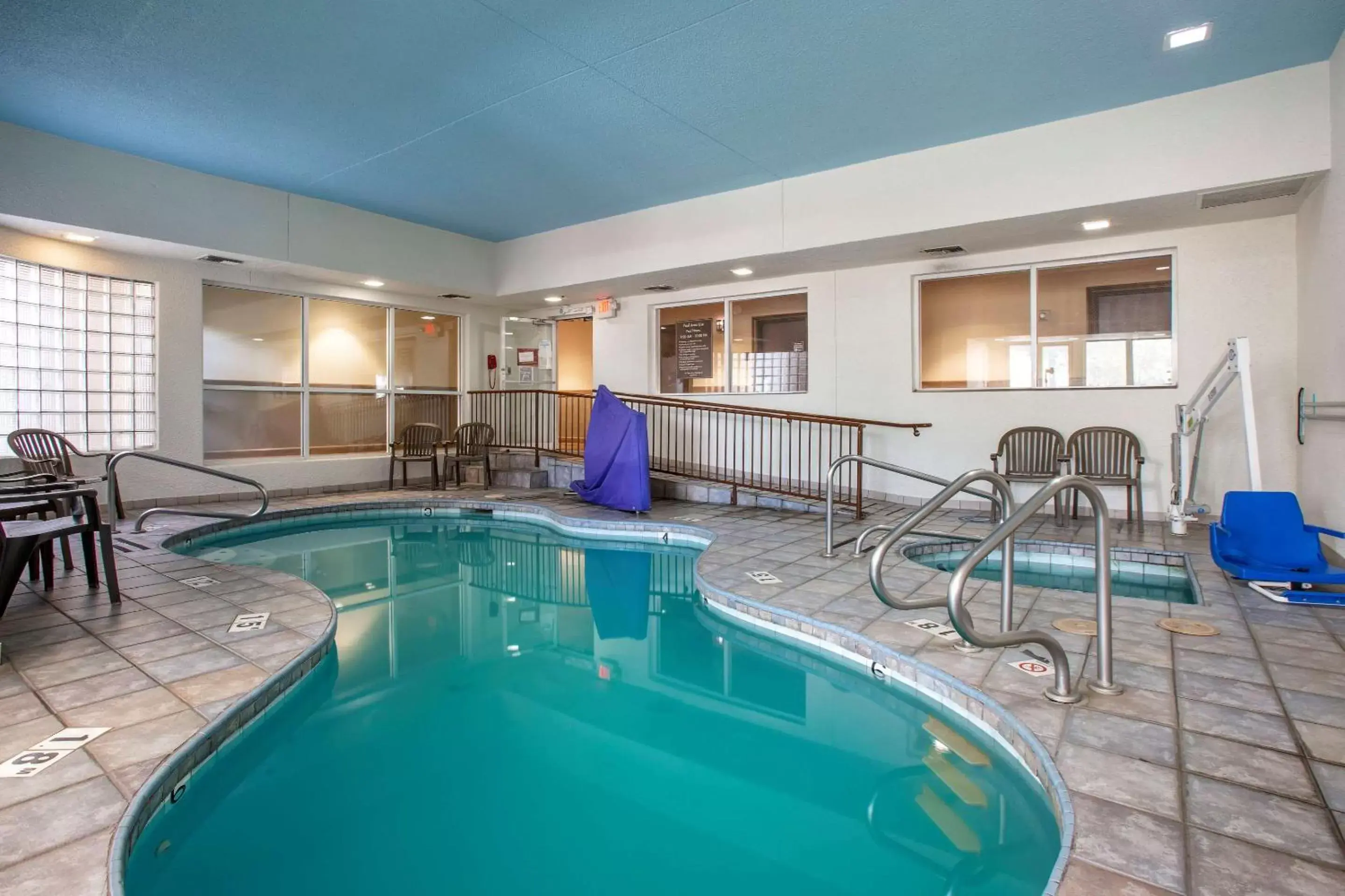 Activities, Swimming Pool in Comfort Inn Lucky Lane