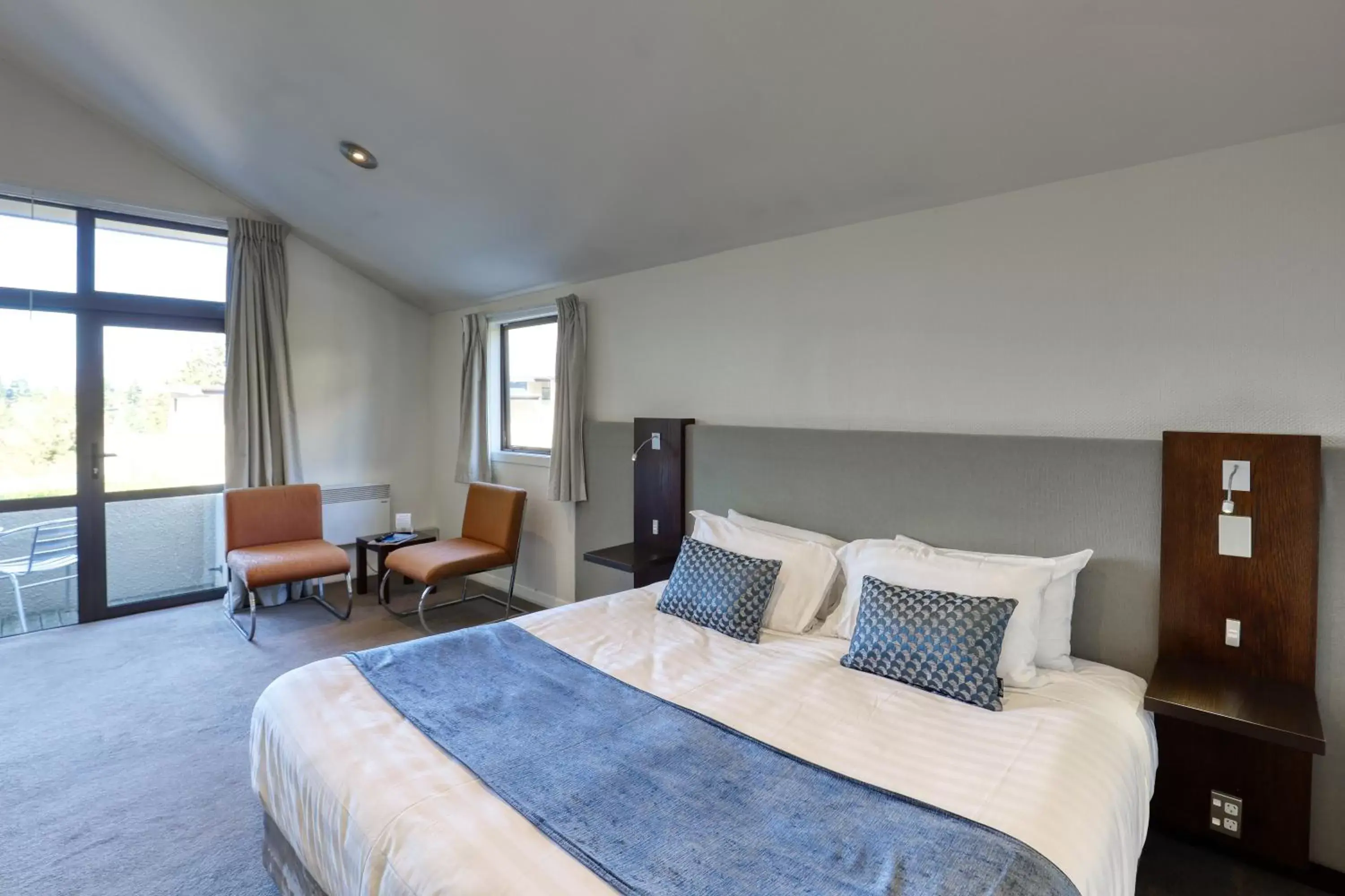 Bedroom, Bed in Garden Court Suites & Apartments