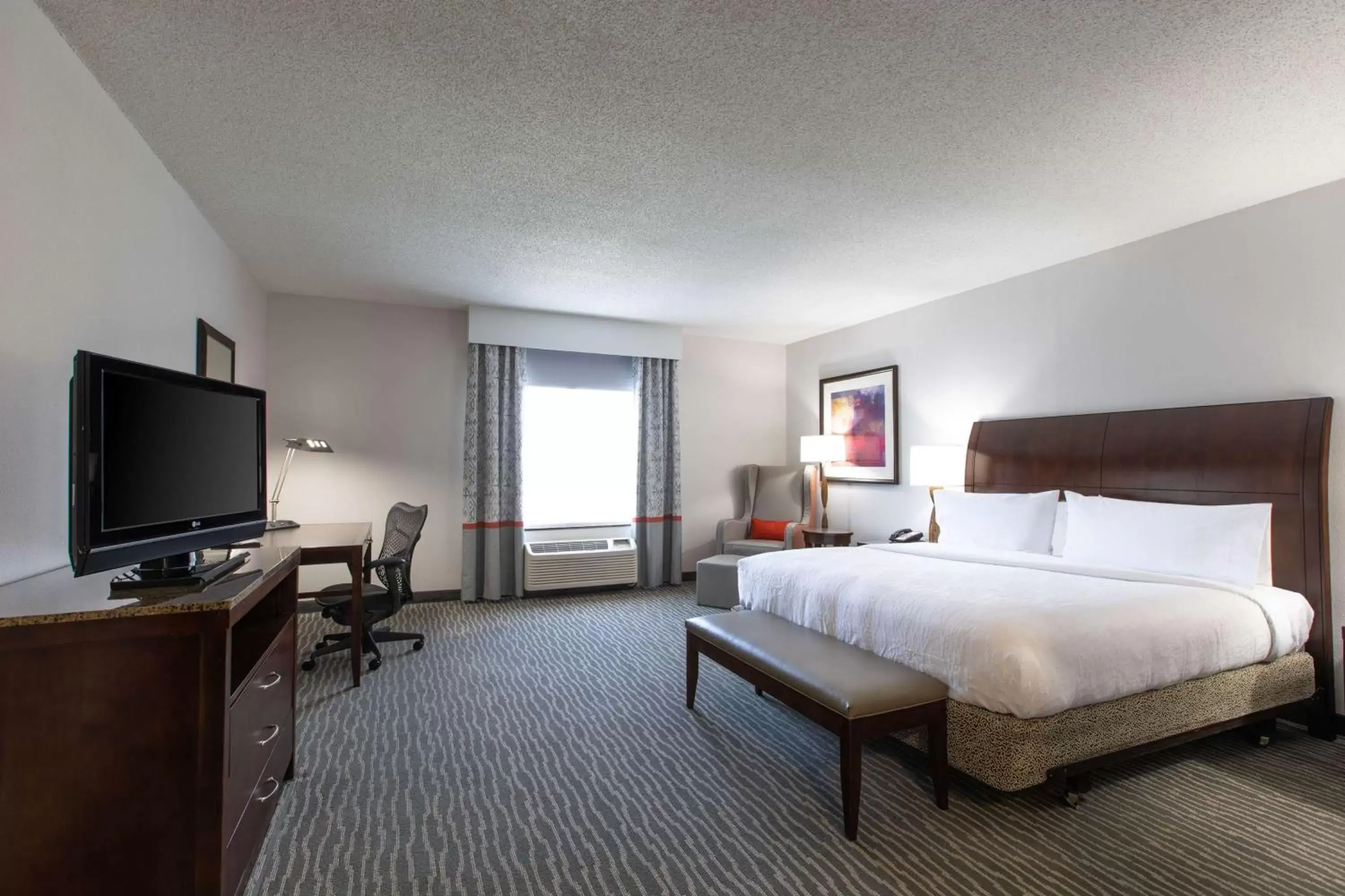 Bedroom, TV/Entertainment Center in Hilton Garden Inn Lynchburg