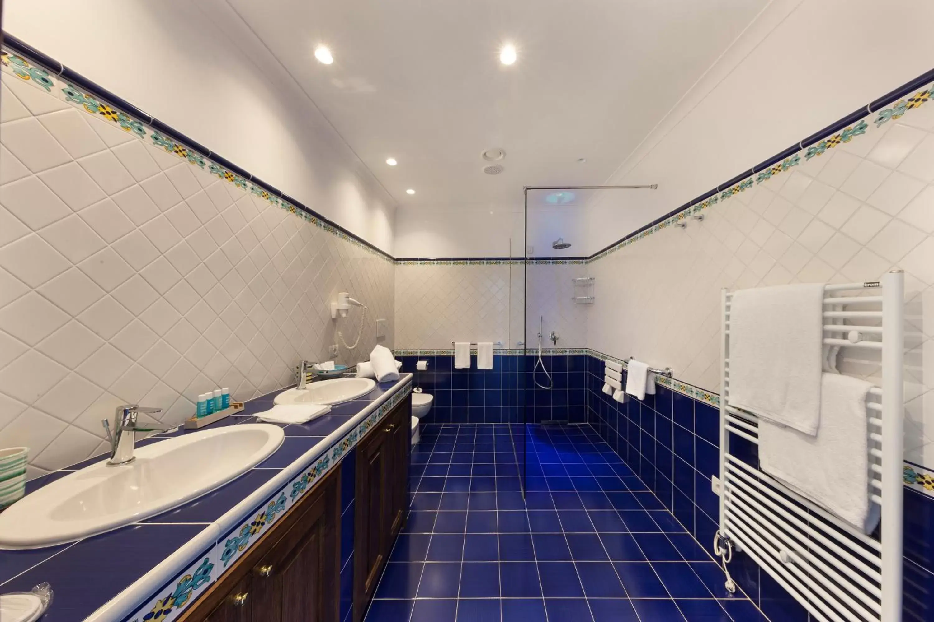 Shower, Bathroom in Hotel La Tonnarella