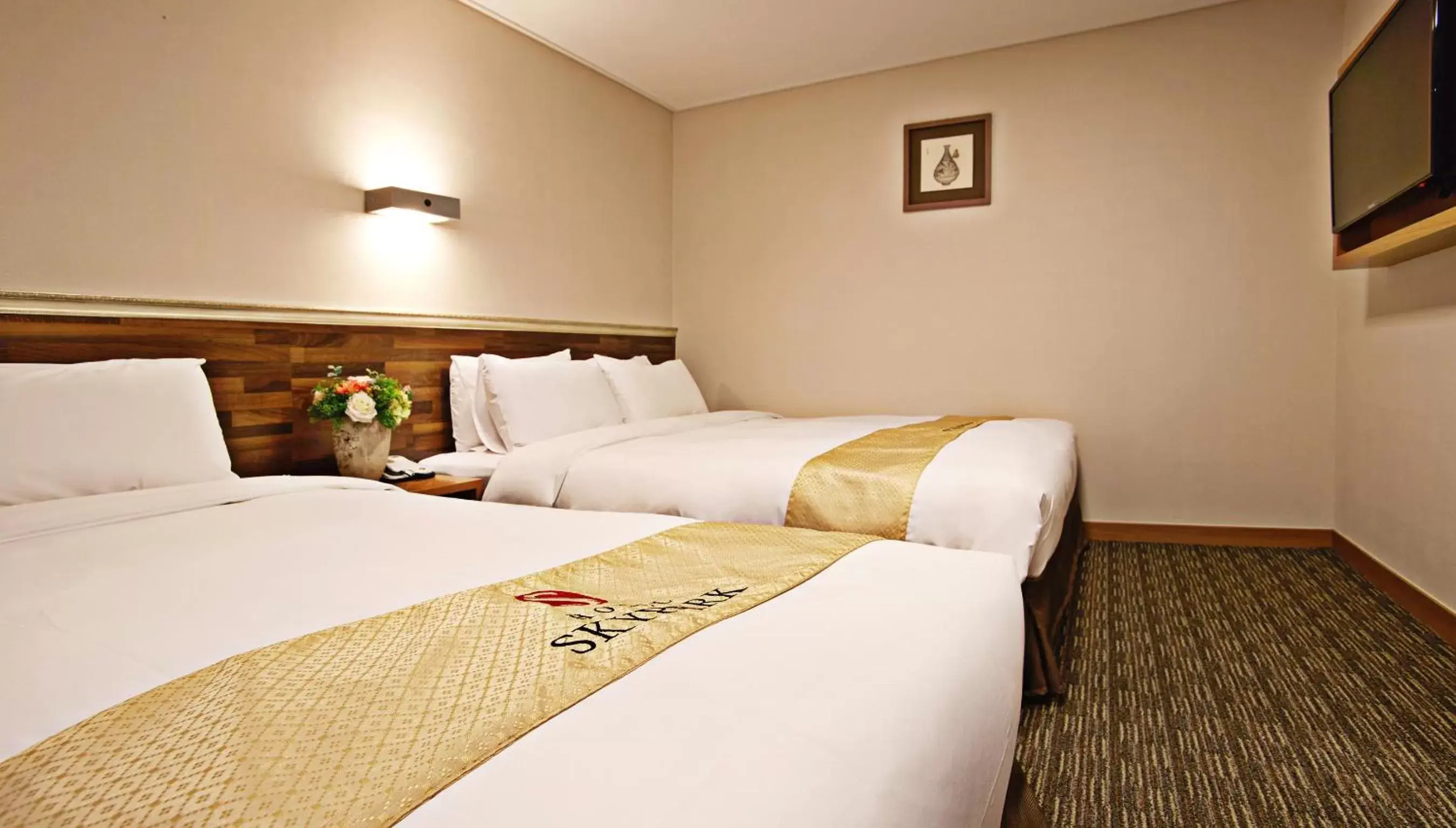 Bed in Hotel Skypark Myeongdong 1
